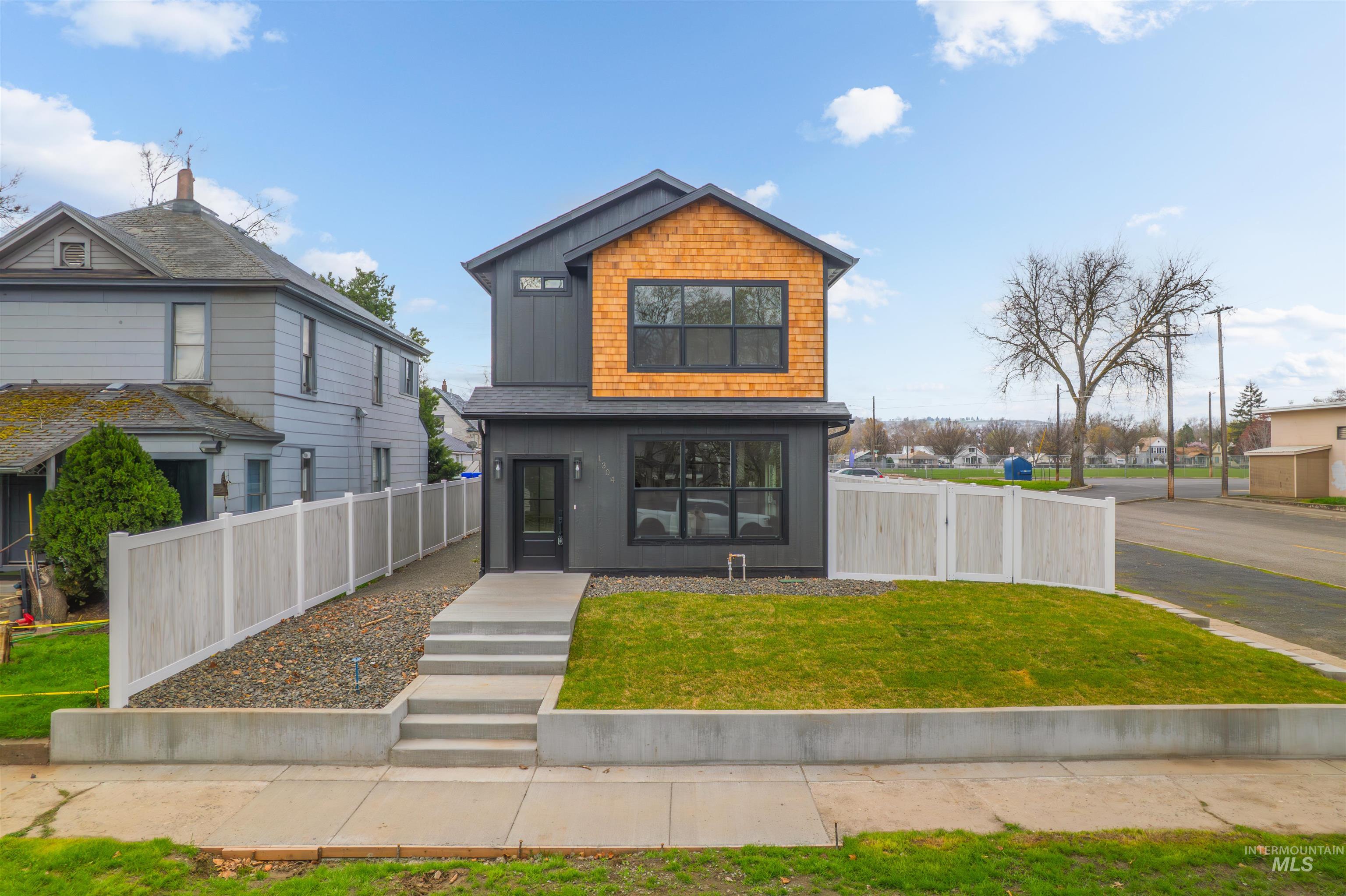 1304 9th Avenue Property Photo 1