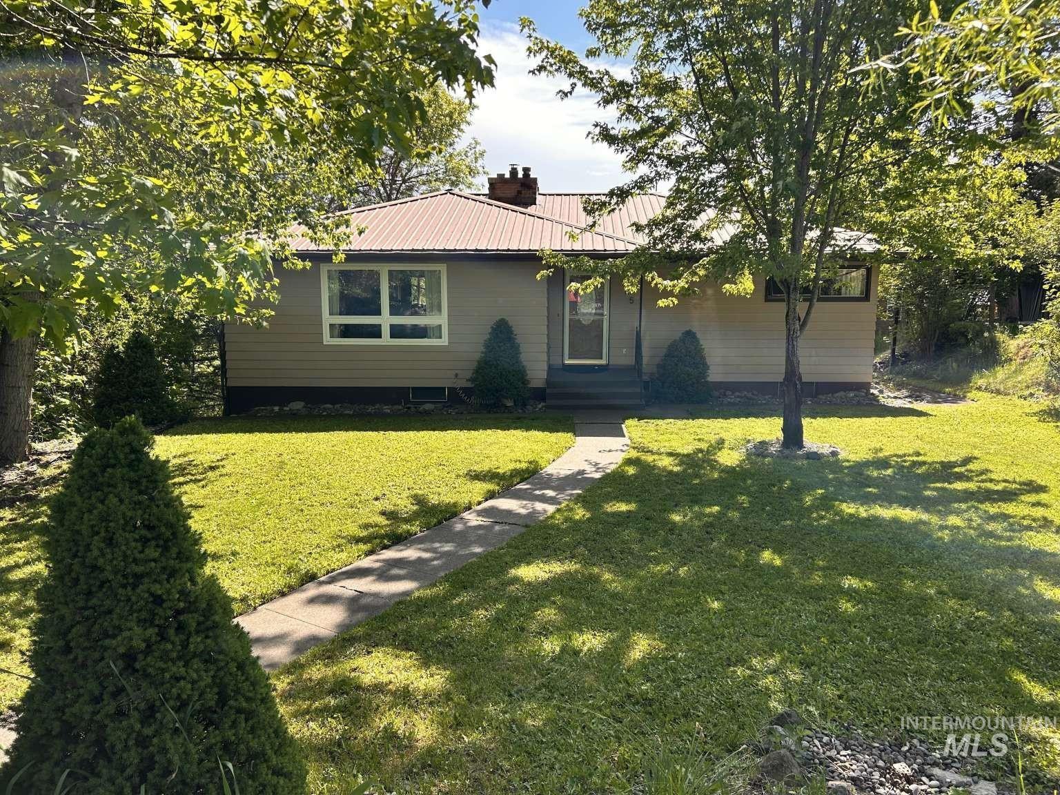 105 N Pine St Property Photo 1