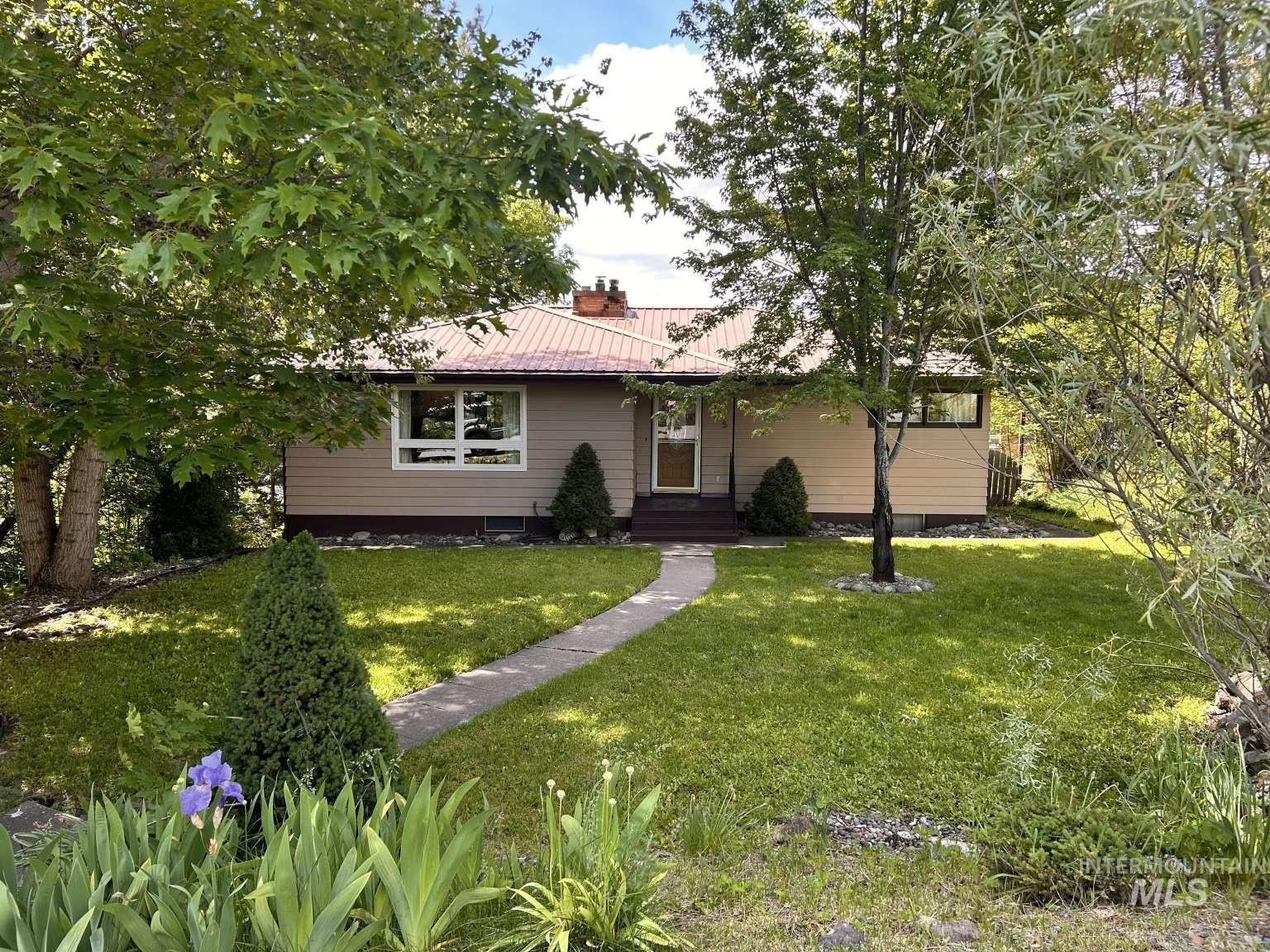 105 N Pine St Property Photo 1