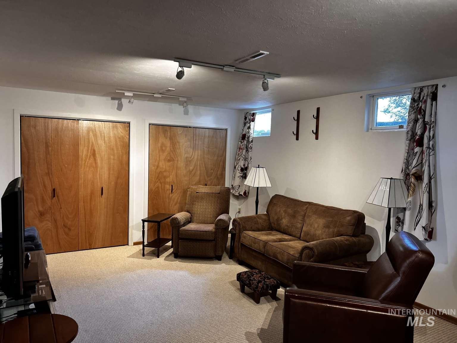 105 N Pine St Property Photo 24