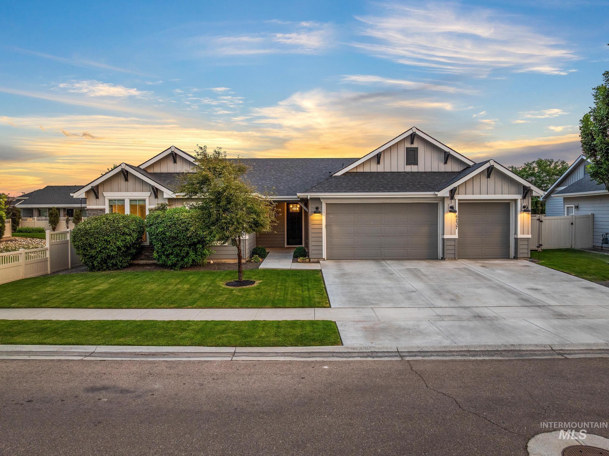 6237 E Canyon Crossing Dr Property Photo 1
