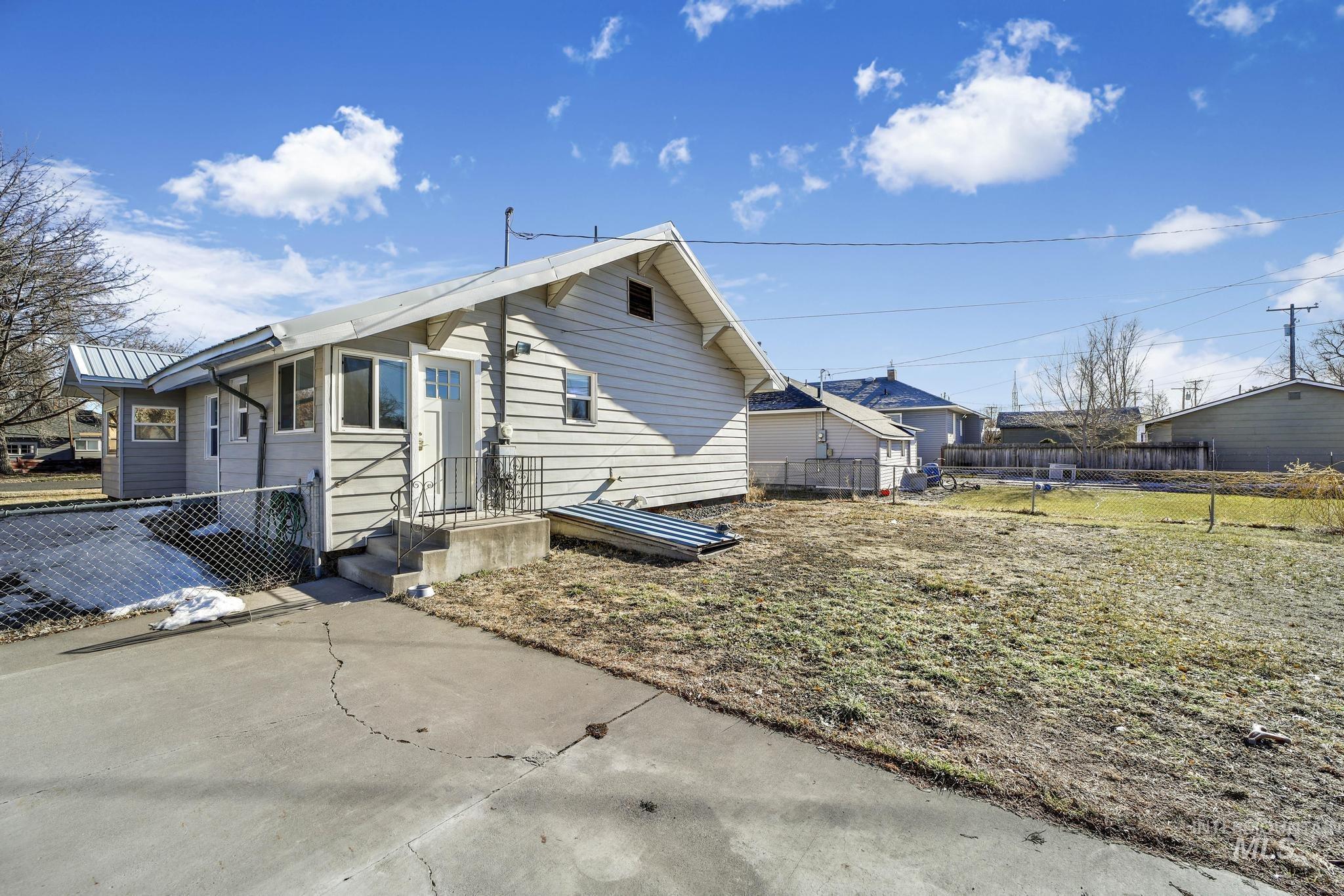 404 7th Ave E Property Photo 28