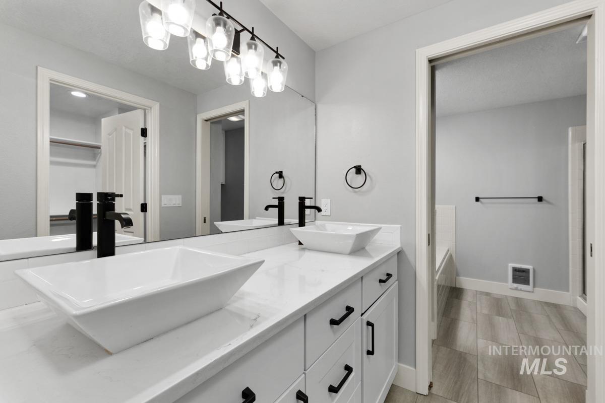 3605 S Crosspoint Avenue Property Photo 10
