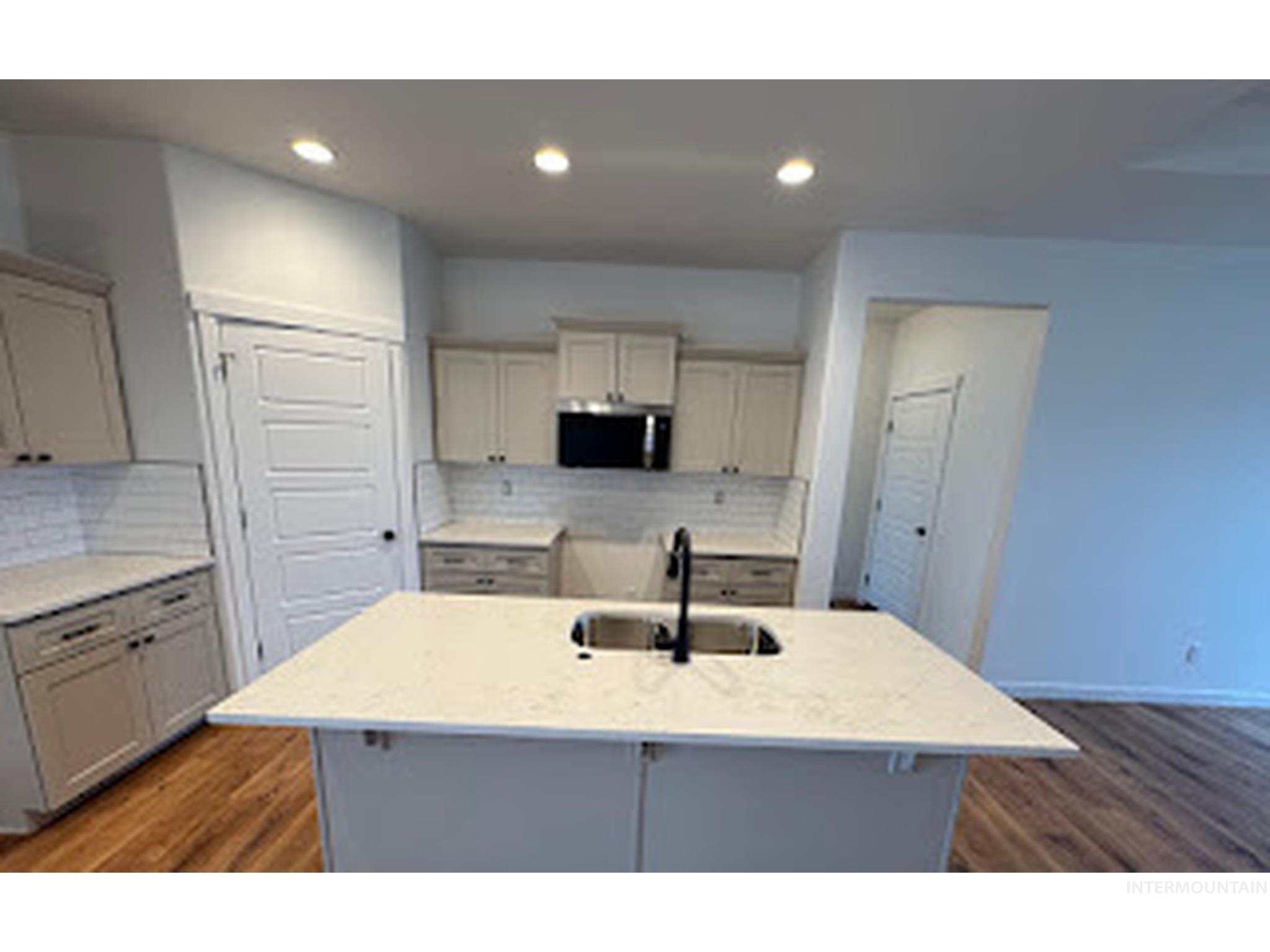 963 Tunnel St Property Photo 3