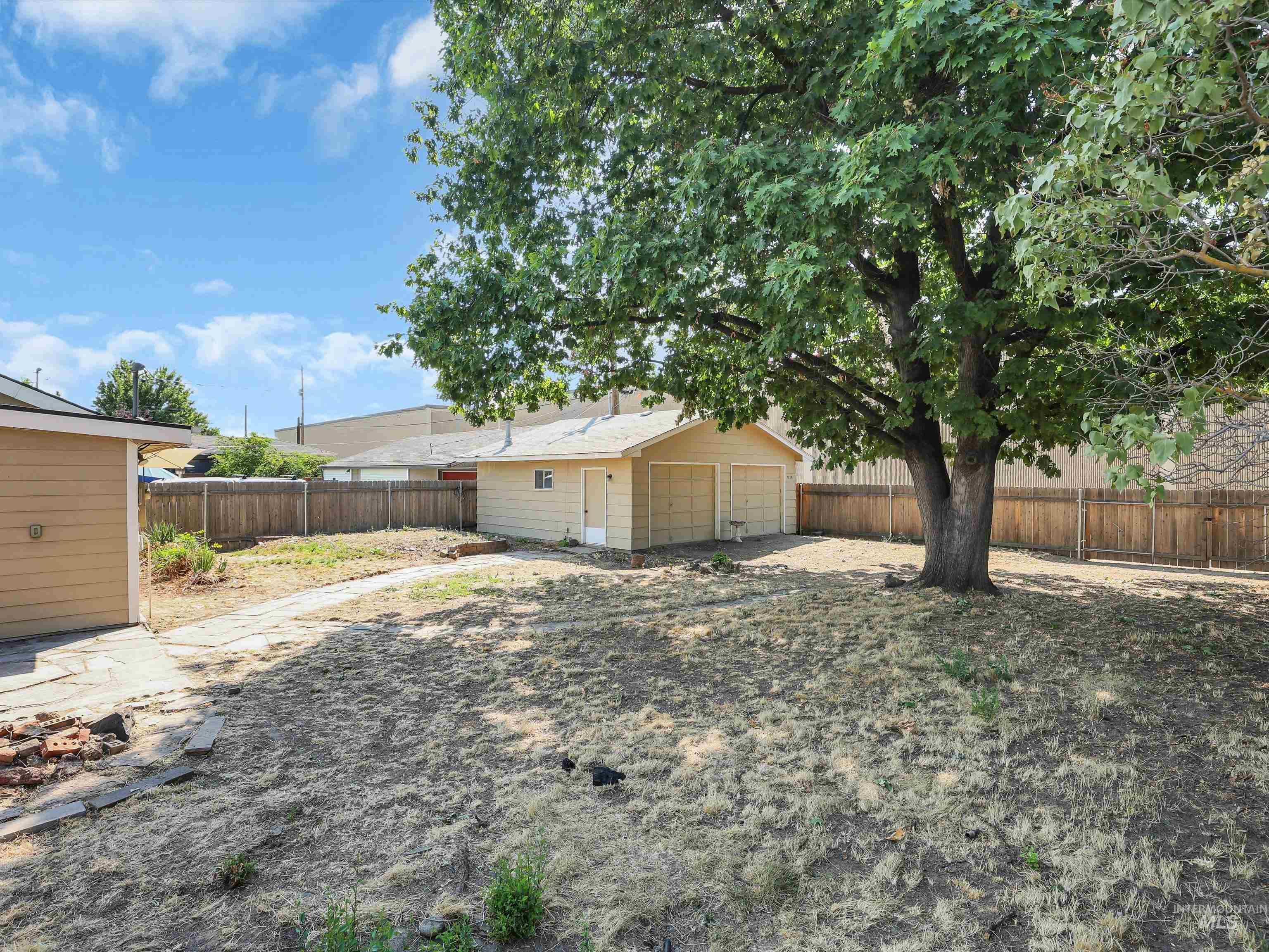 2025 S Longmont Ave. Property Photo 38