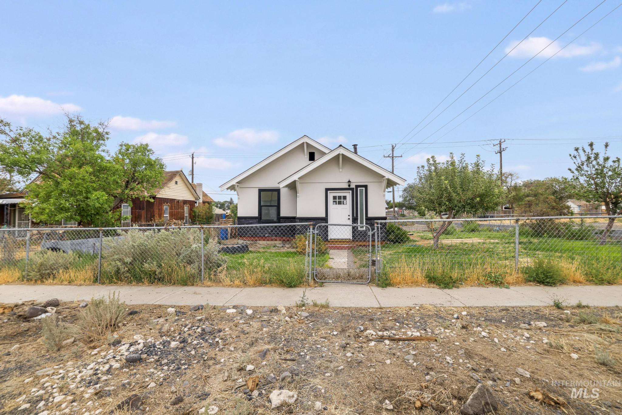 228 8th Ave S Property Photo 3