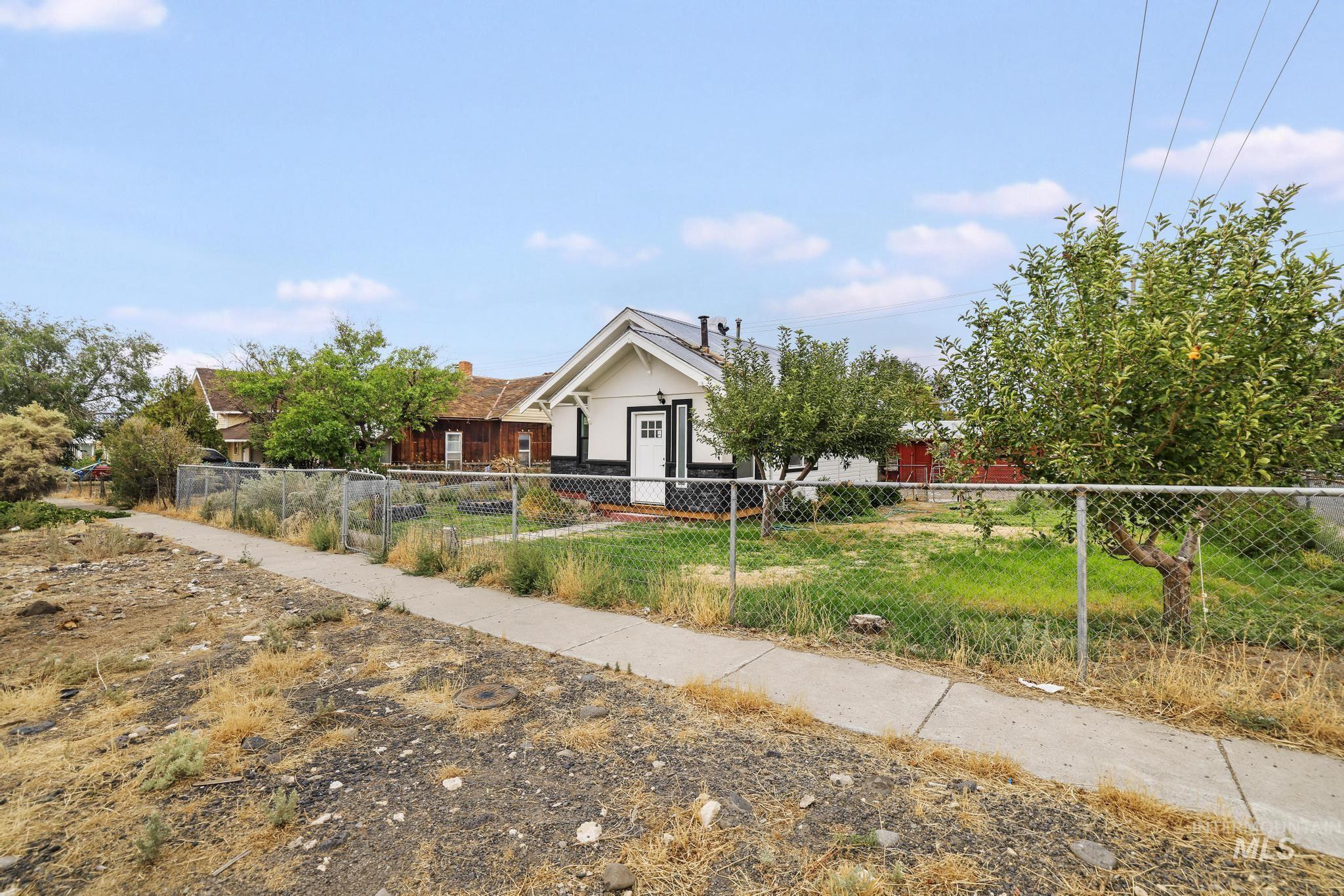 228 8th Ave S Property Photo 4