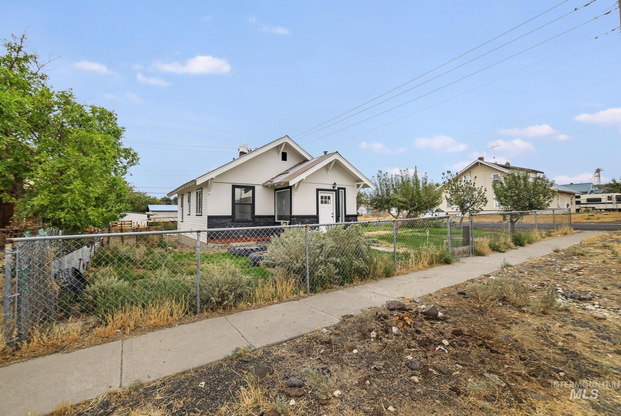 228 8th Ave S Property Photo 5