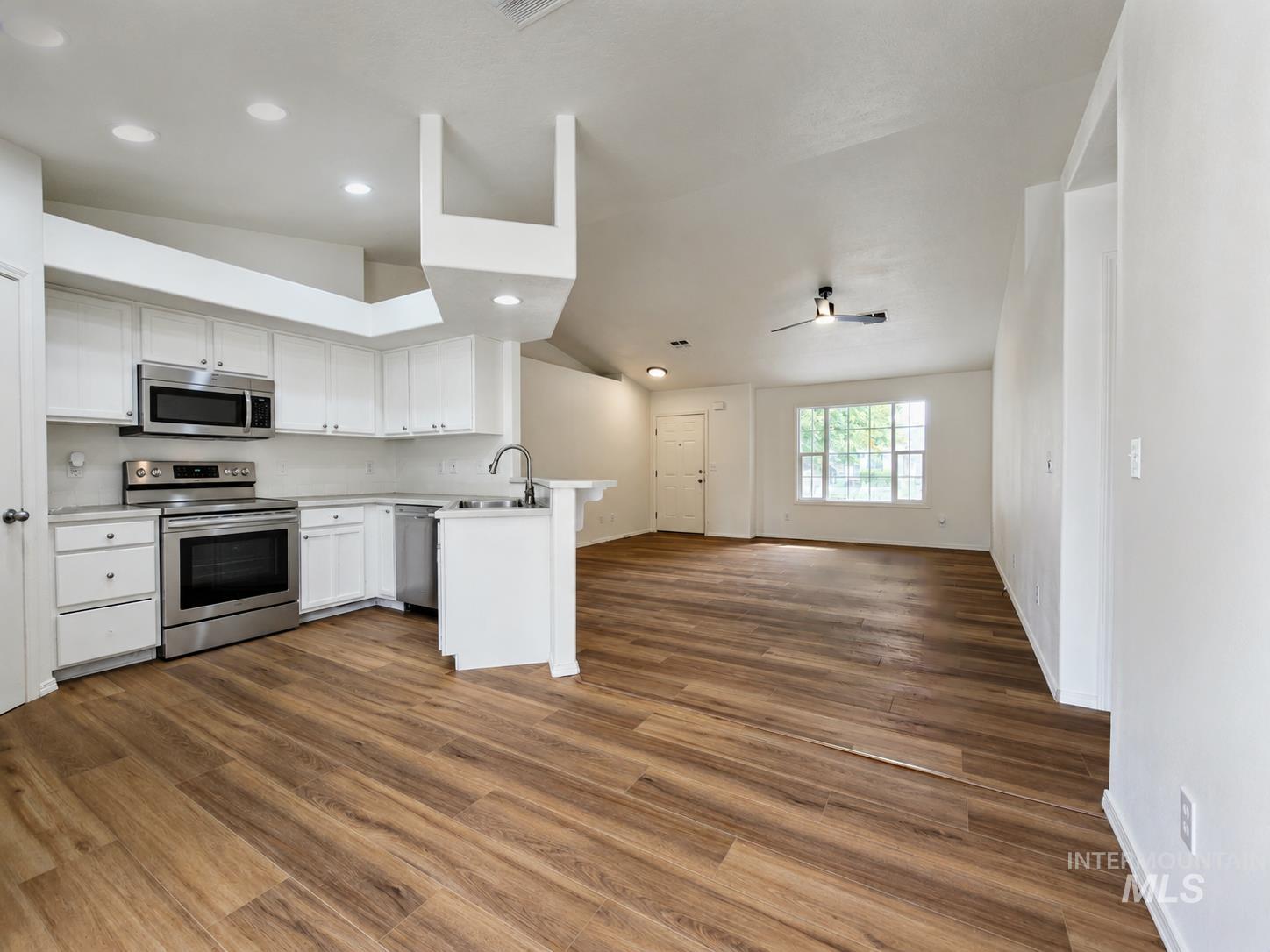 2111 N Sparrowhawk Property Photo 7