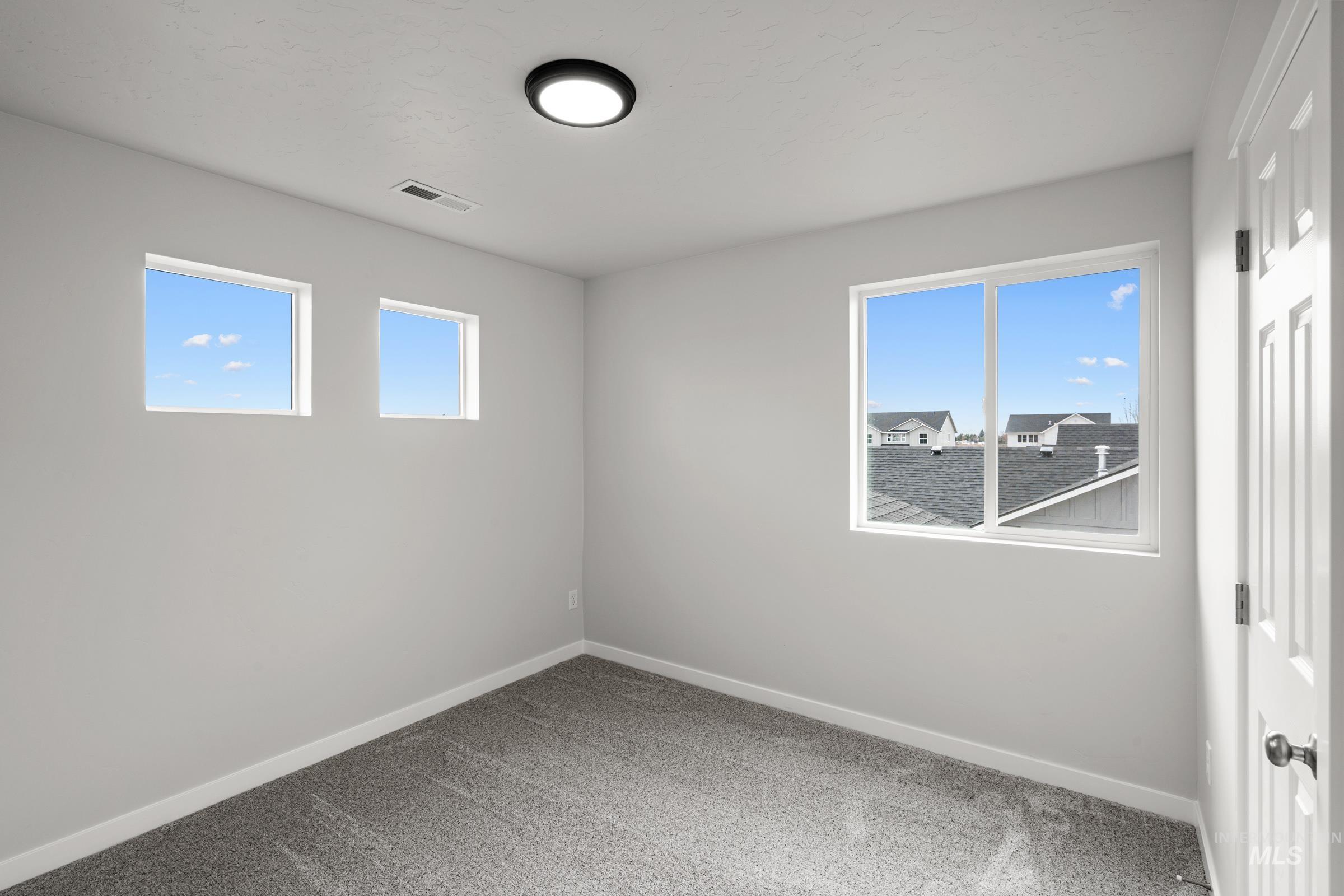 2211 N 8th E St Property Photo 14