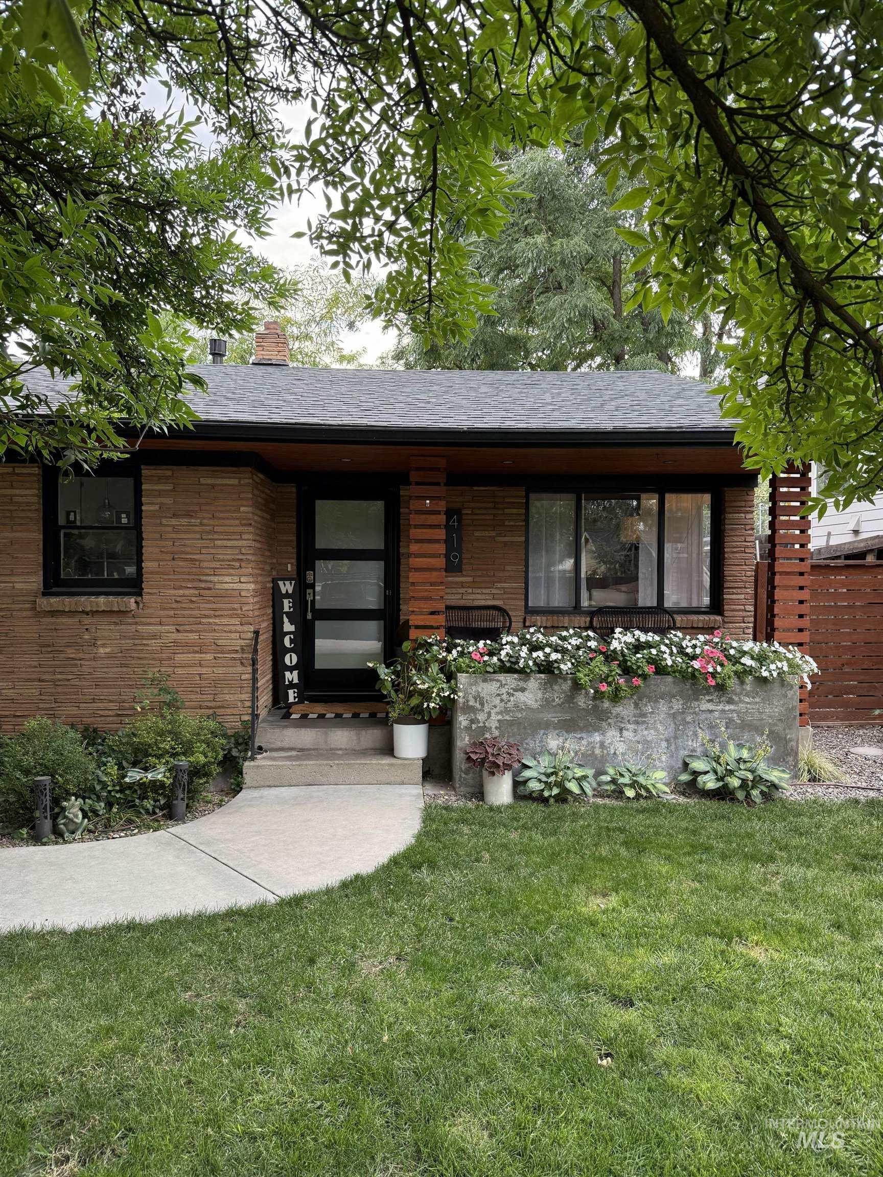 419 S Jackson St Property Photo 1