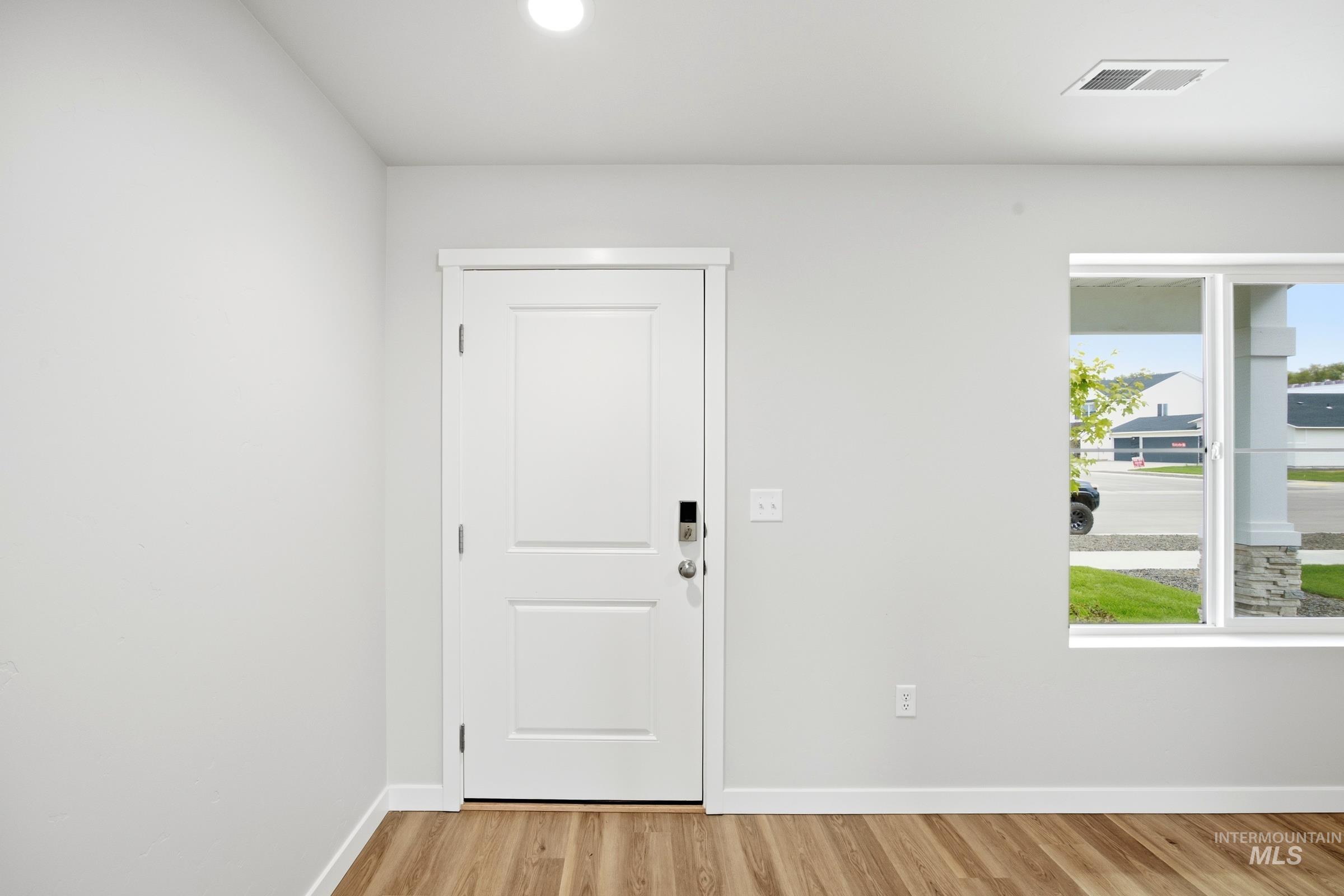 1727 Gyrfalcon St Property Photo 2