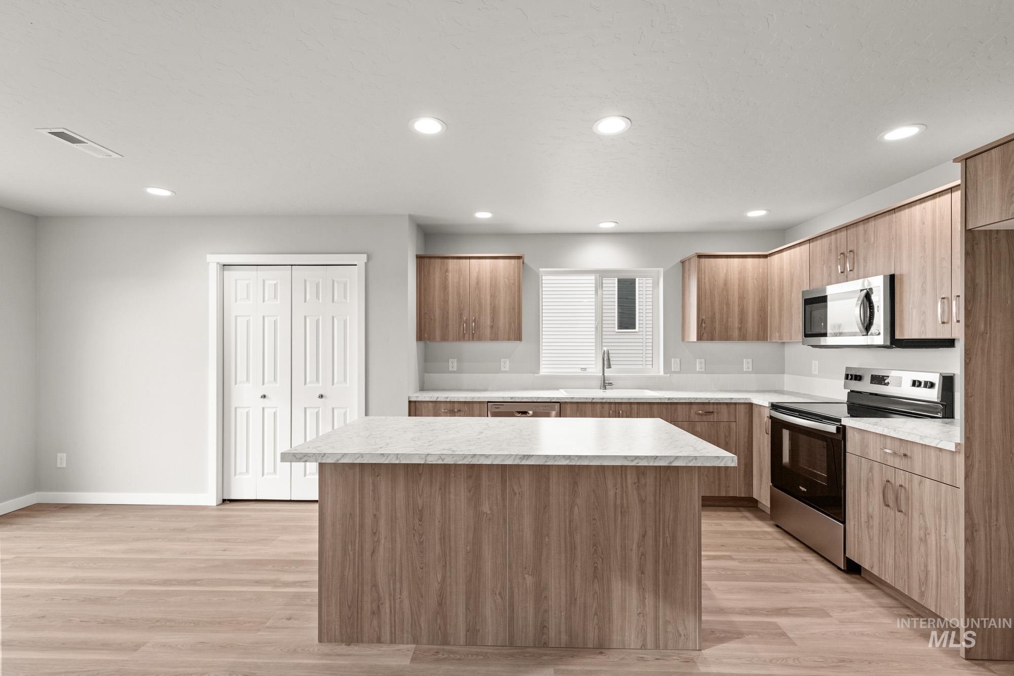 1727 Gyrfalcon St Property Photo 3