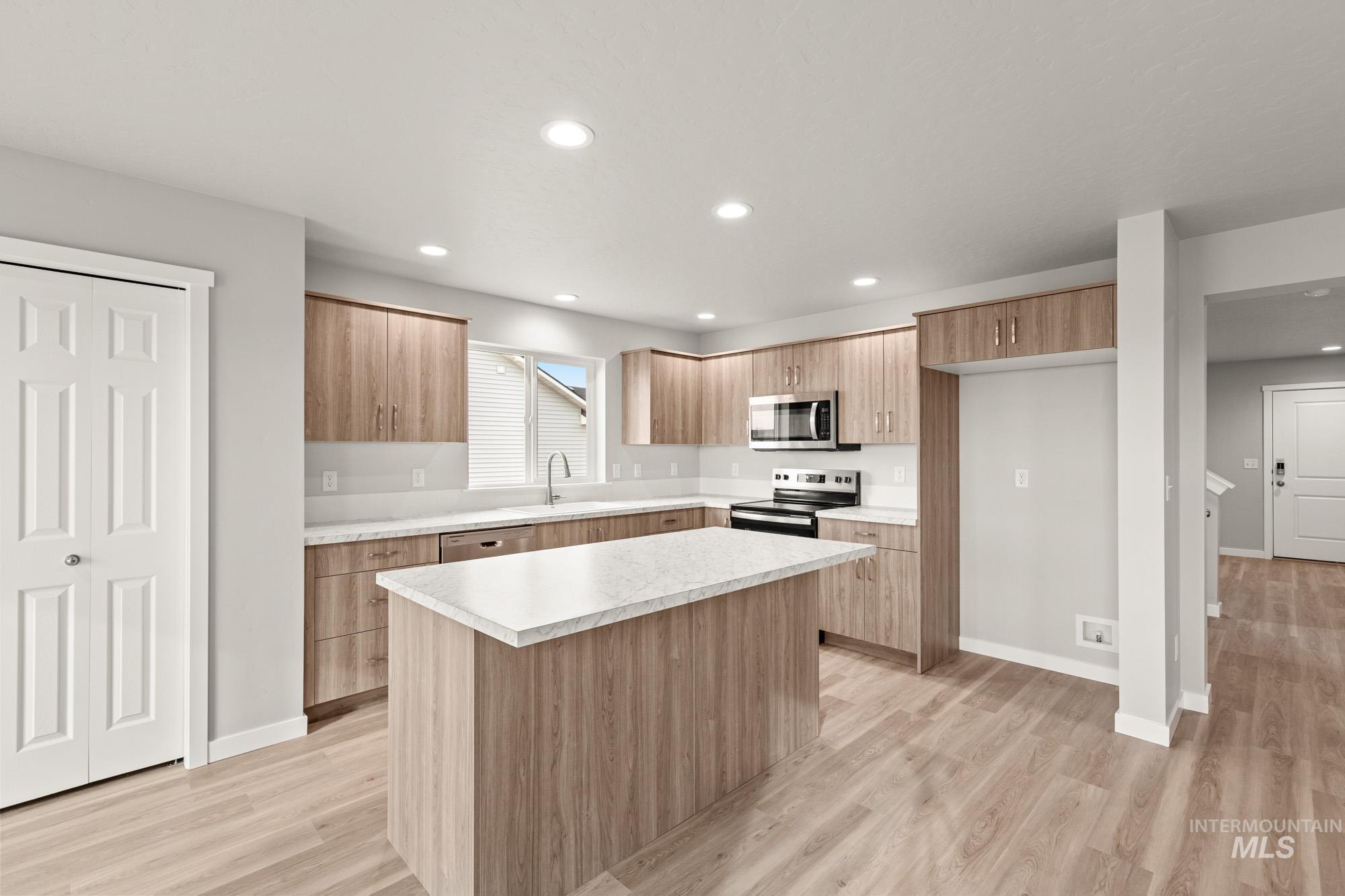 1727 Gyrfalcon St Property Photo 4