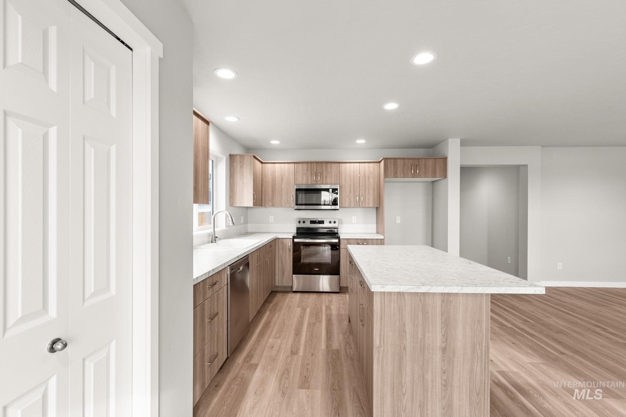 1727 Gyrfalcon St Property Photo 5