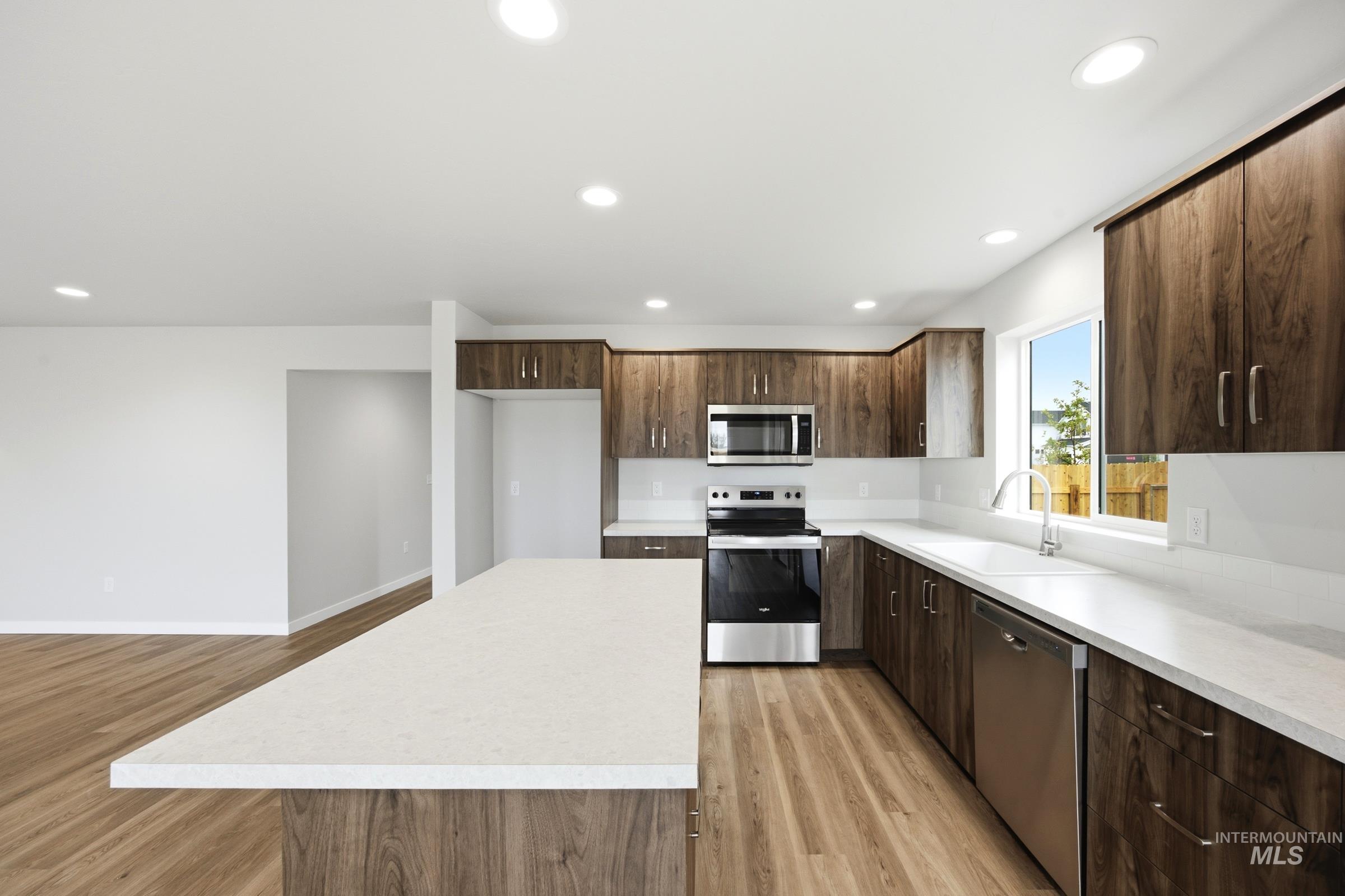 1727 Gyrfalcon St Property Photo 5