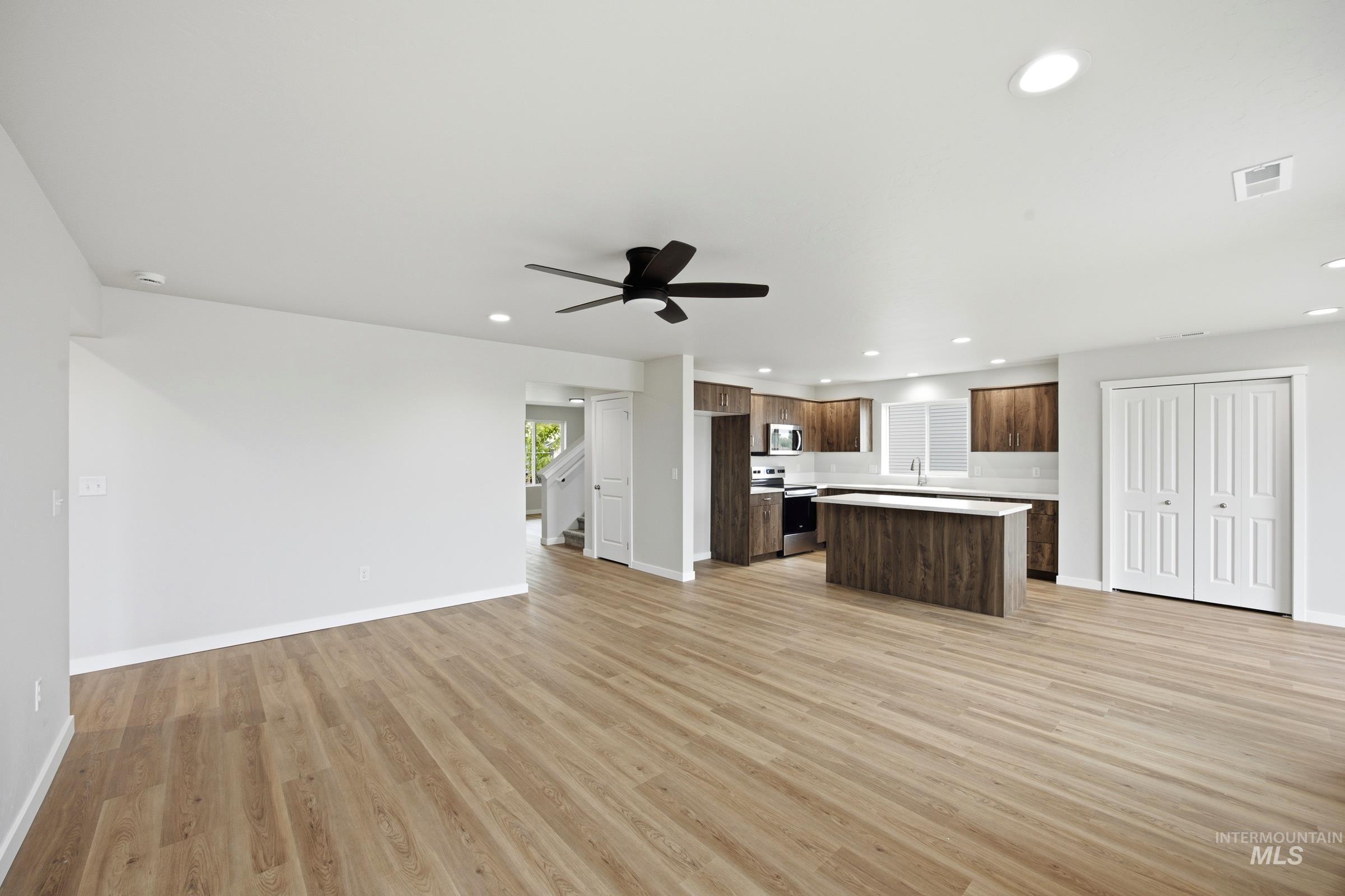 1727 Gyrfalcon St Property Photo 9