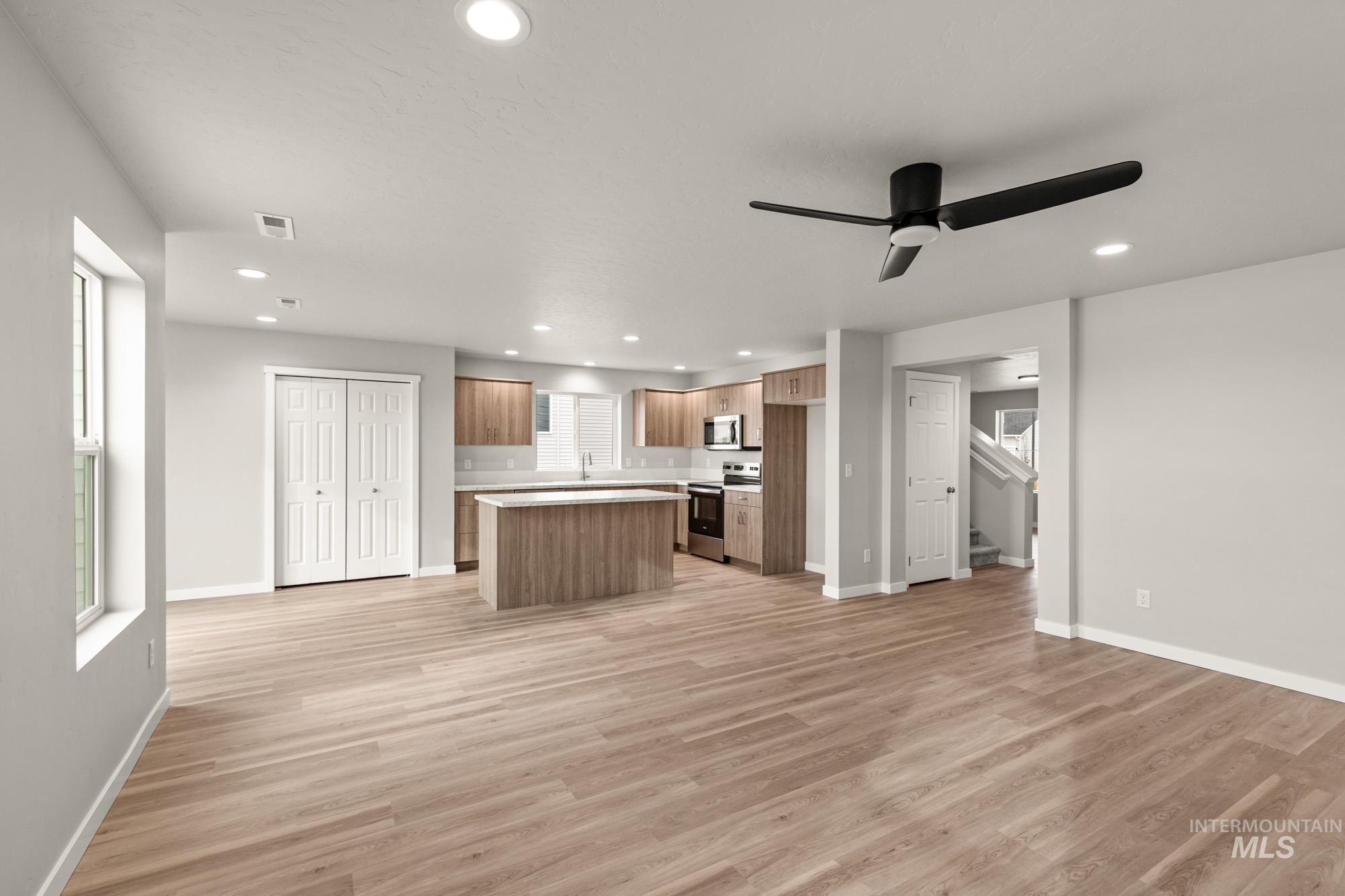 1727 Gyrfalcon St Property Photo 10