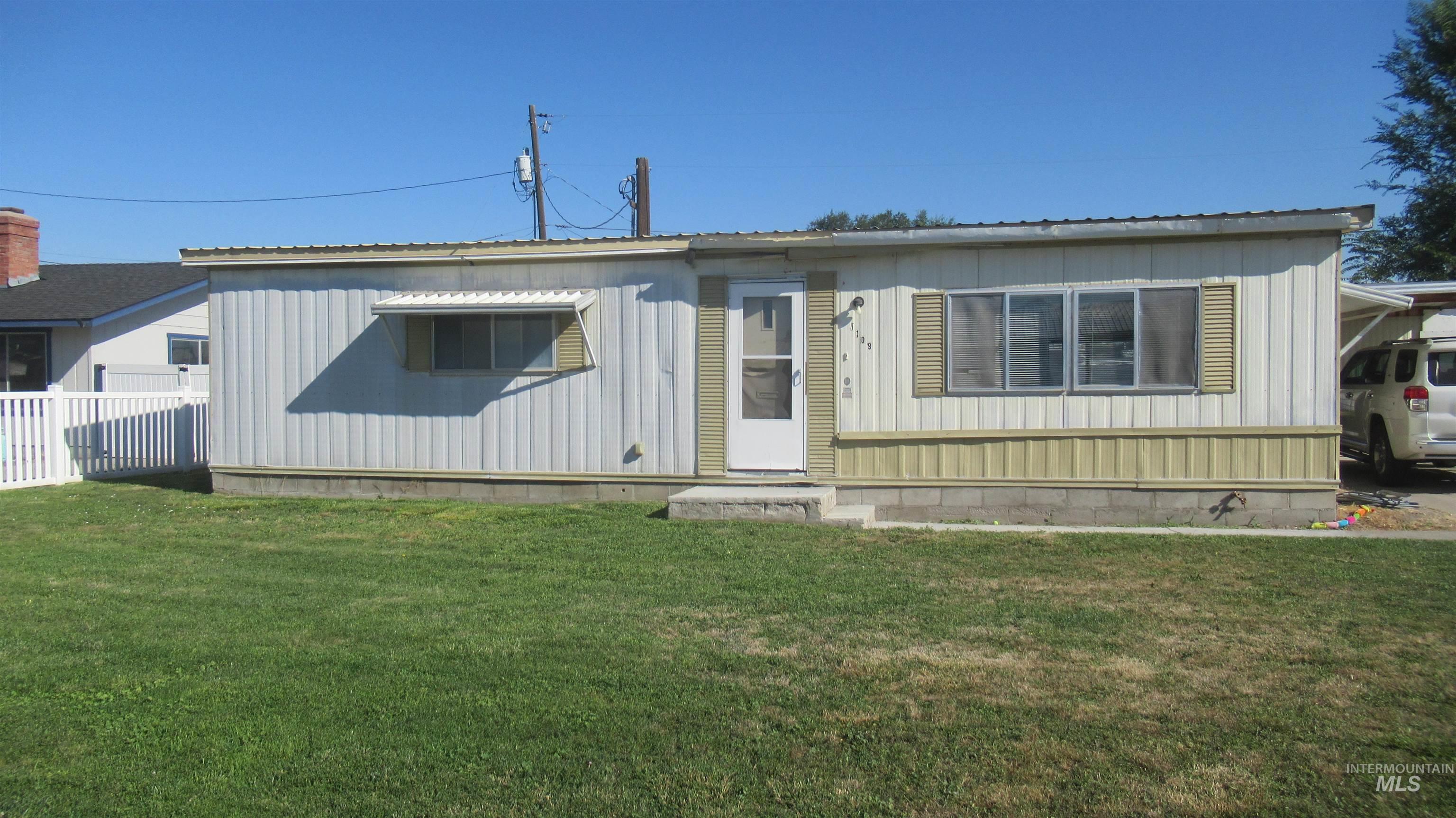 1109 W D Property Photo 1