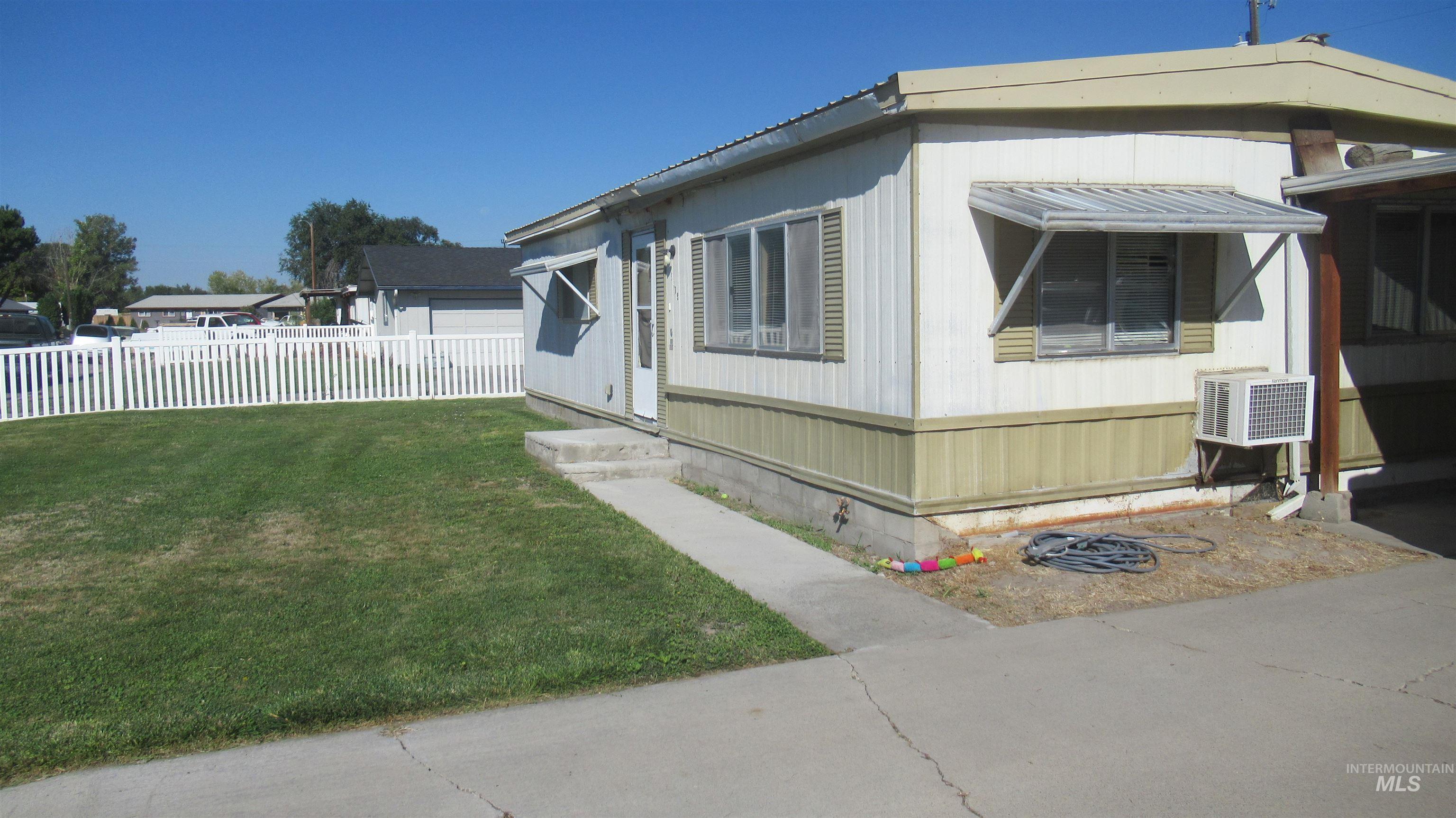1109 W D Property Photo 2