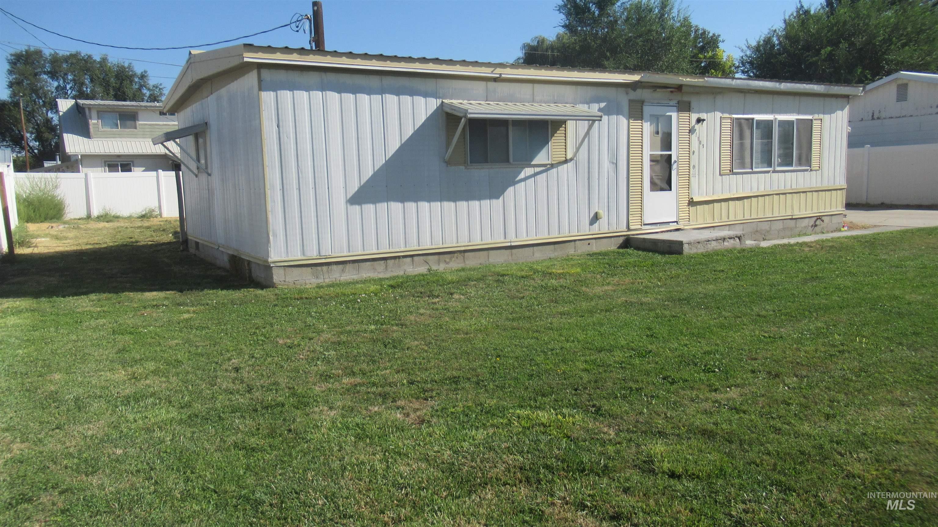 1109 W D Property Photo 3