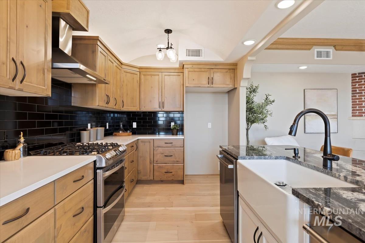 79 E Aikens Street Property Photo 12