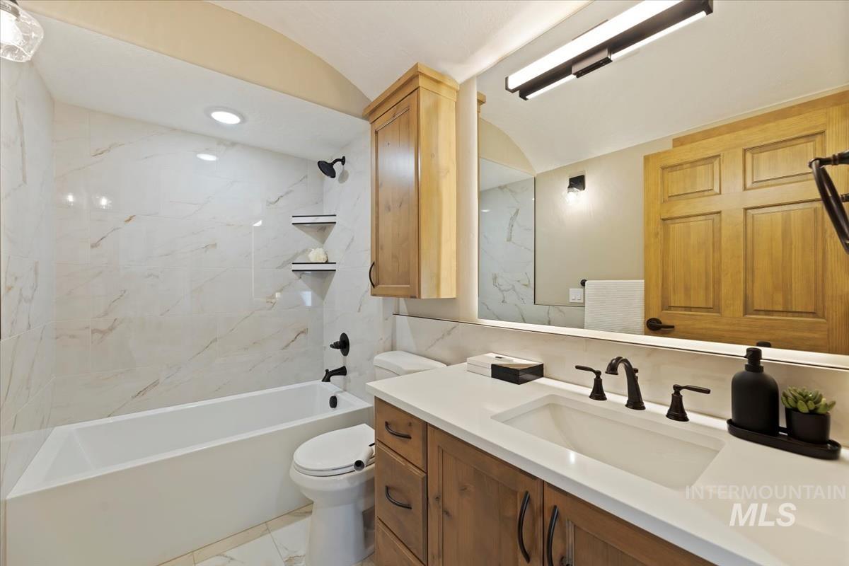 79 E Aikens Street Property Photo 28