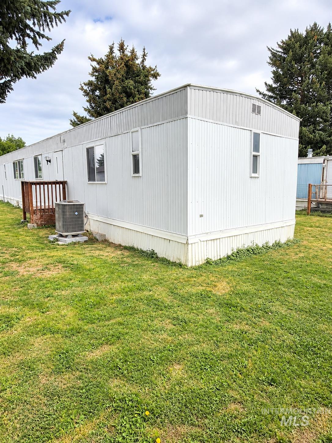715 E Center St Property Photo 20
