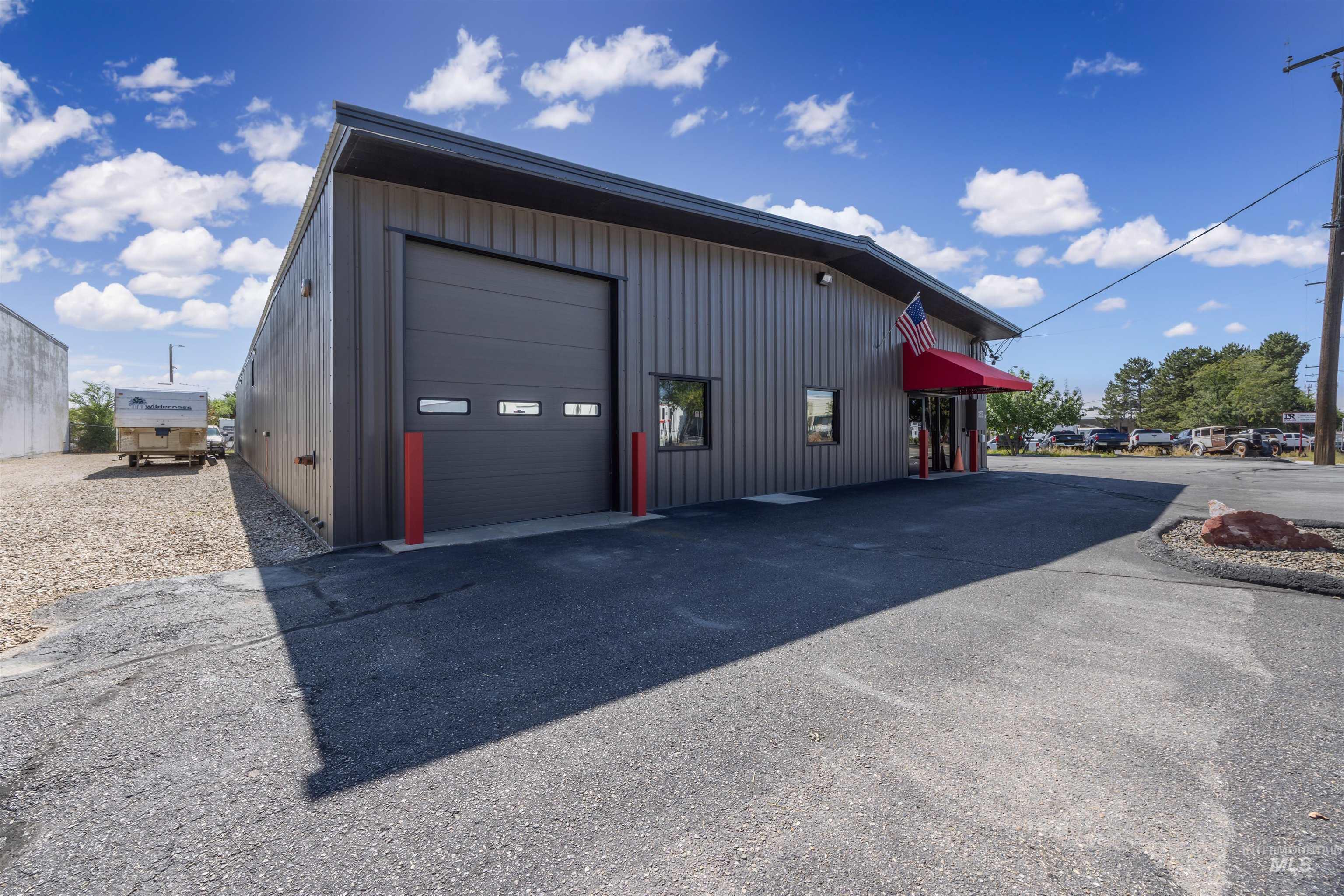 5207 W Irving St Property Photo 5