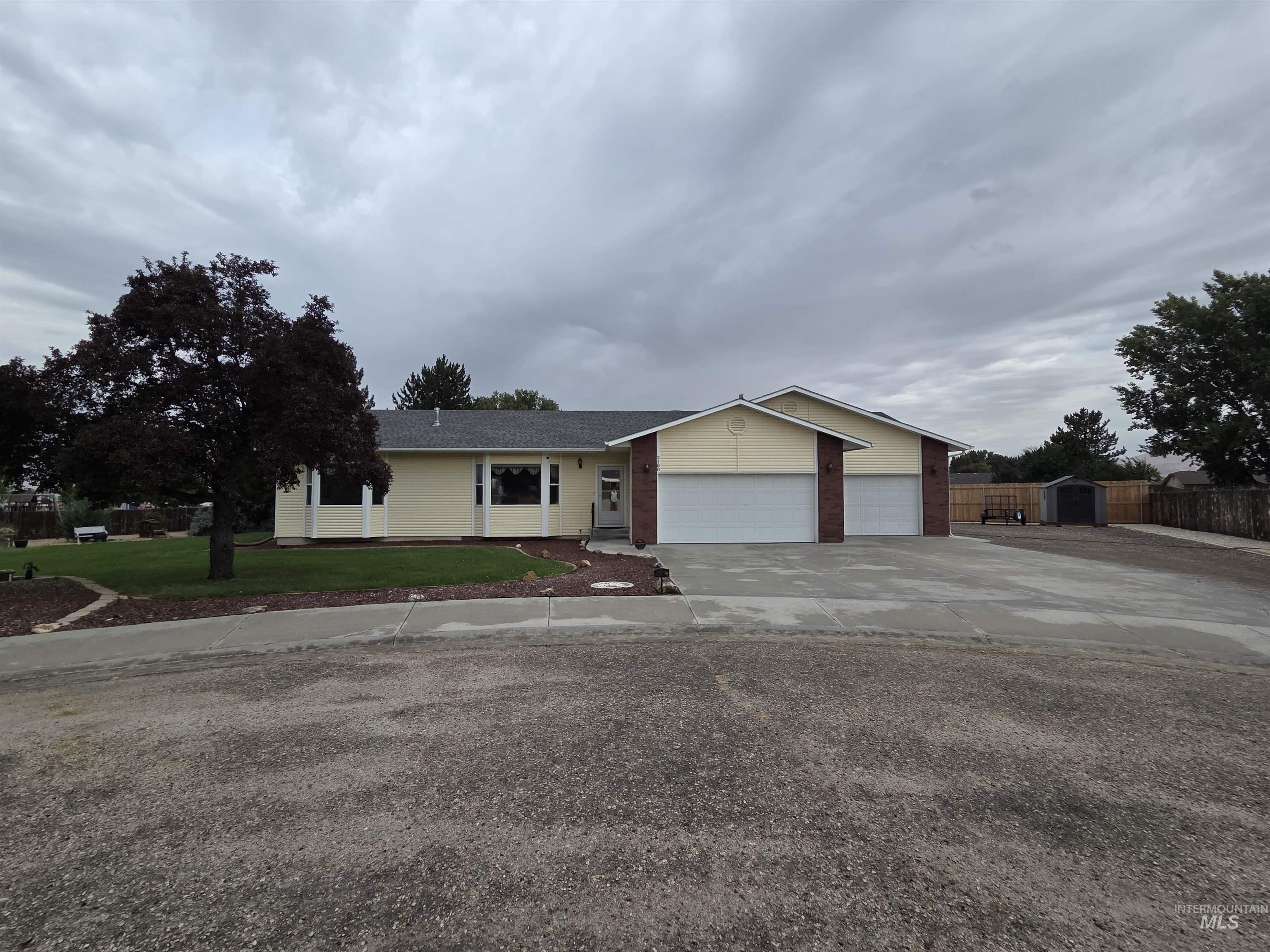 2188 Greenbrier Dr Property Photo 2