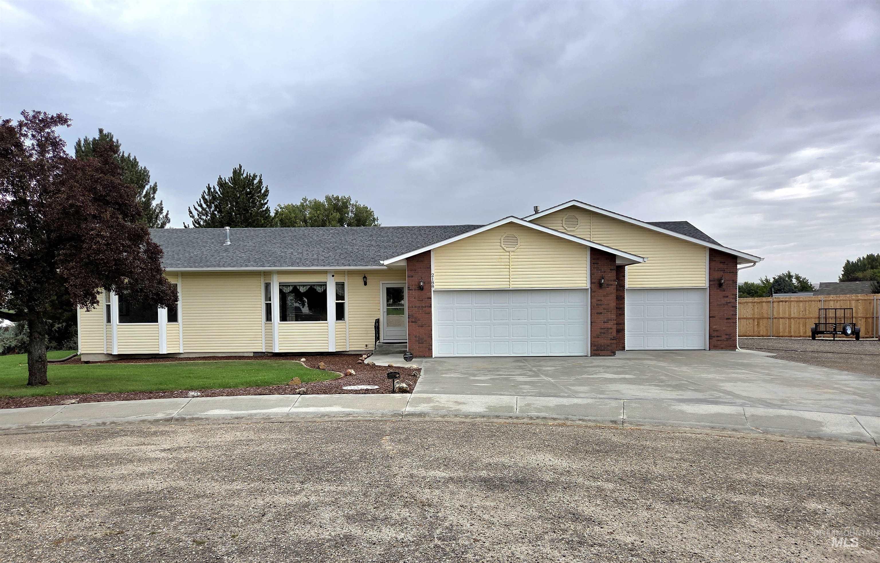 2188 Greenbrier Dr Property Photo 2