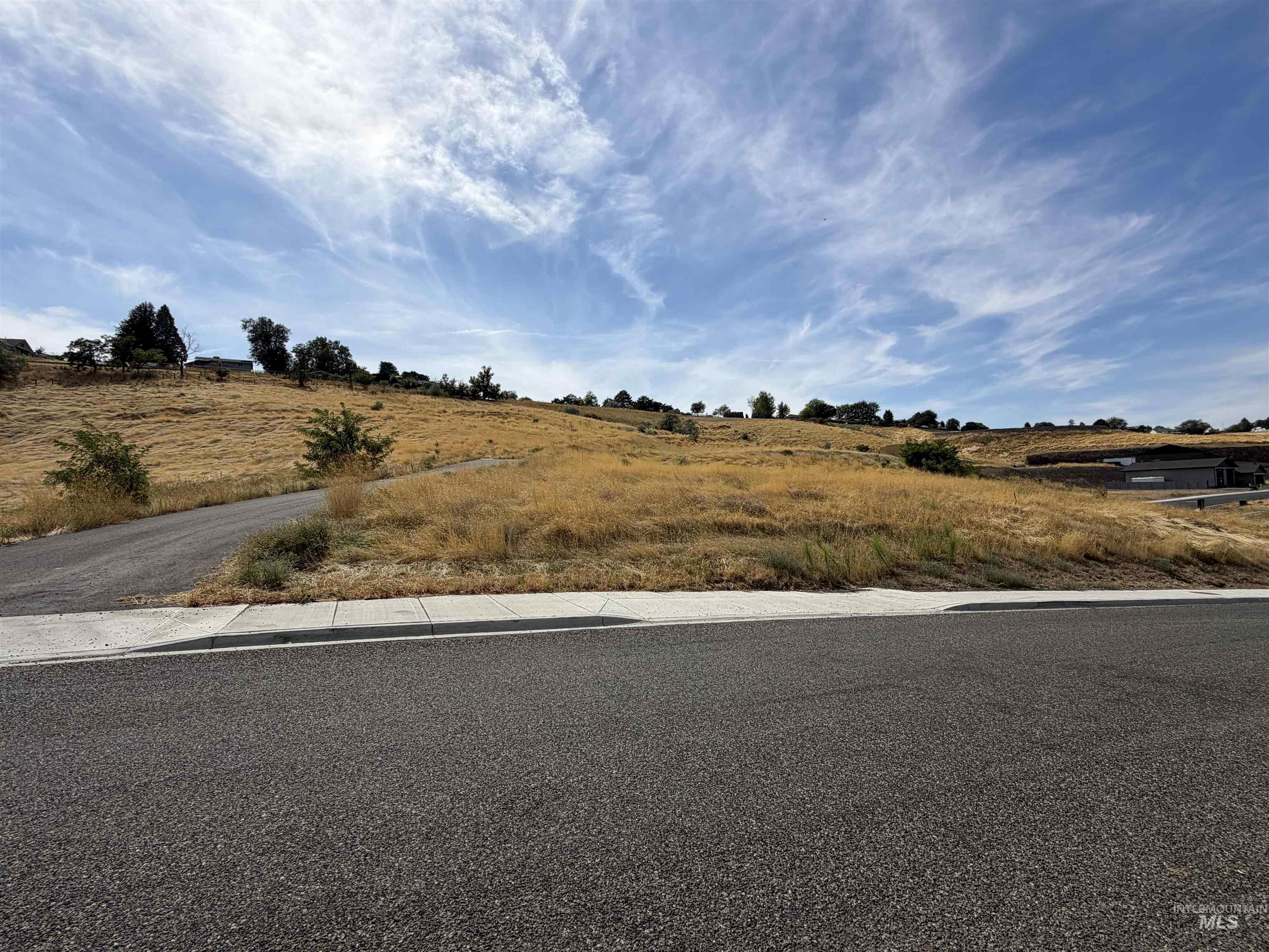 1669 Dustan Loop Property Photo 2
