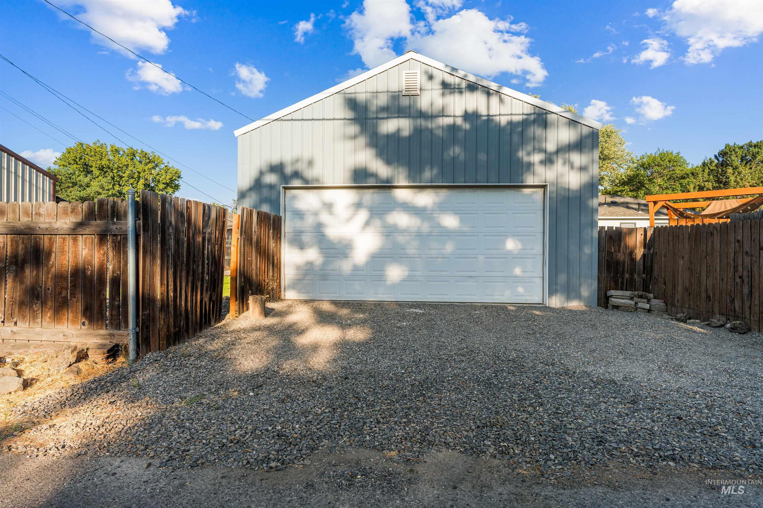 722 3rd St Property Photo 3