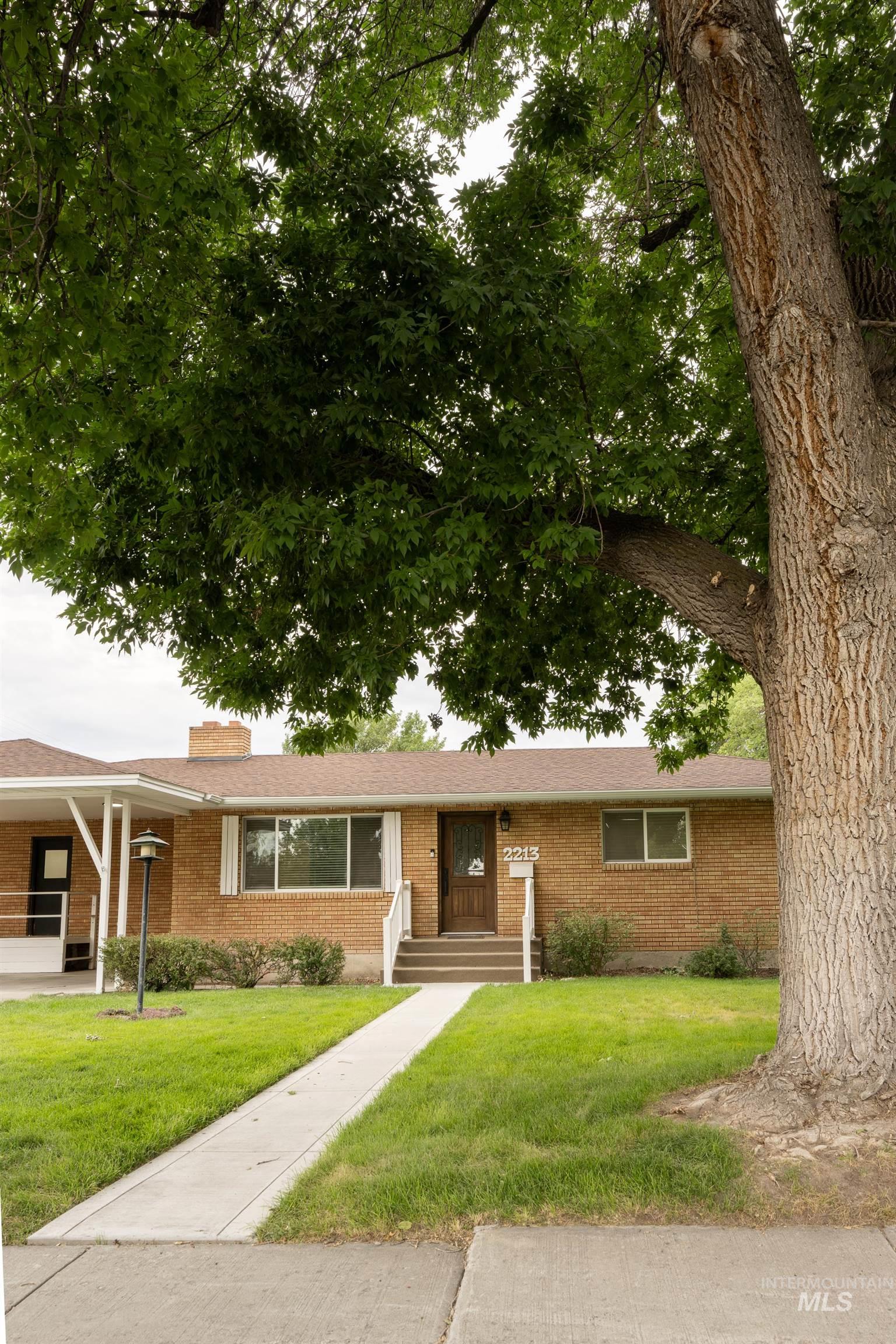 2213 Conant Dr Property Photo 2