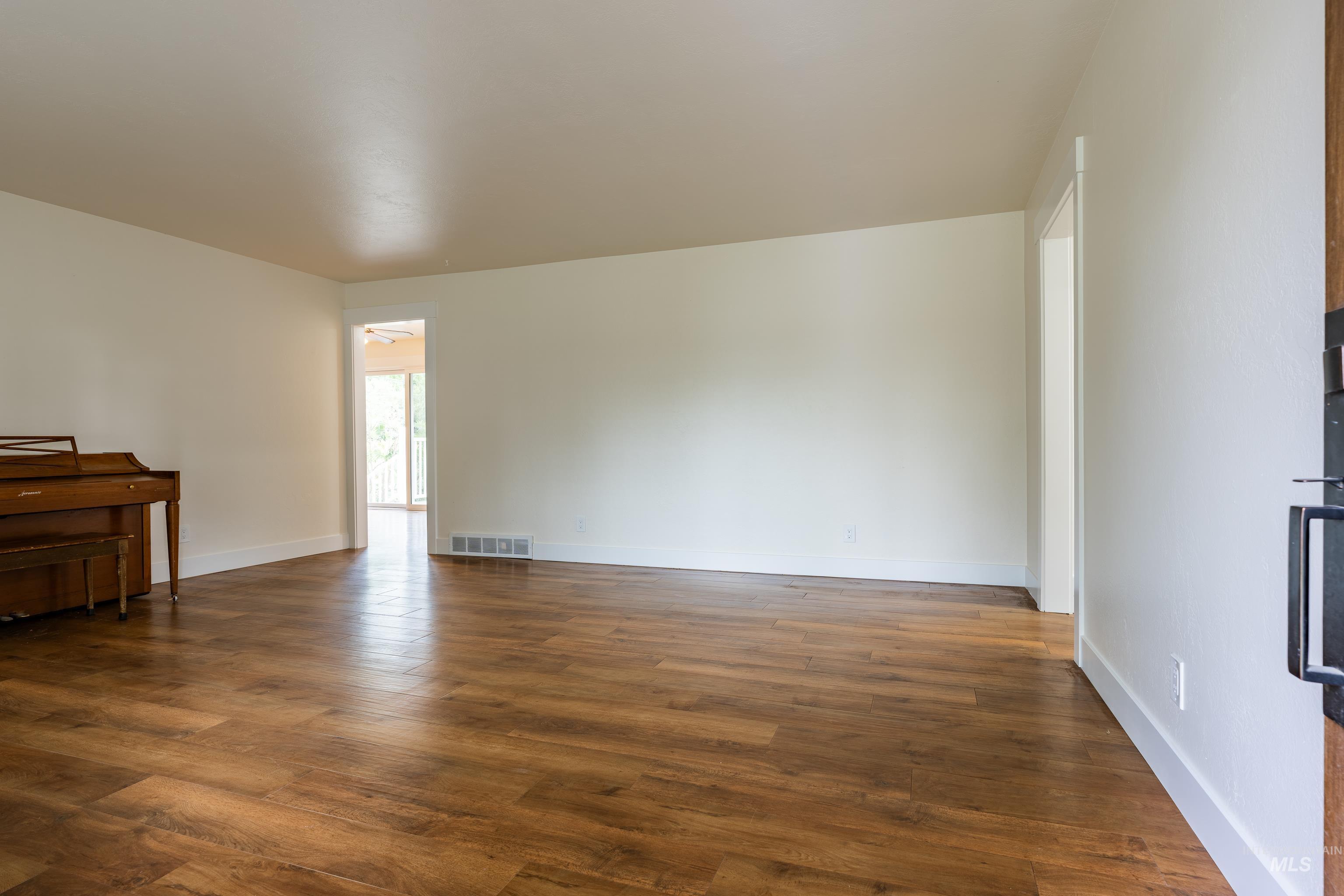 2213 Conant Dr Property Photo 4