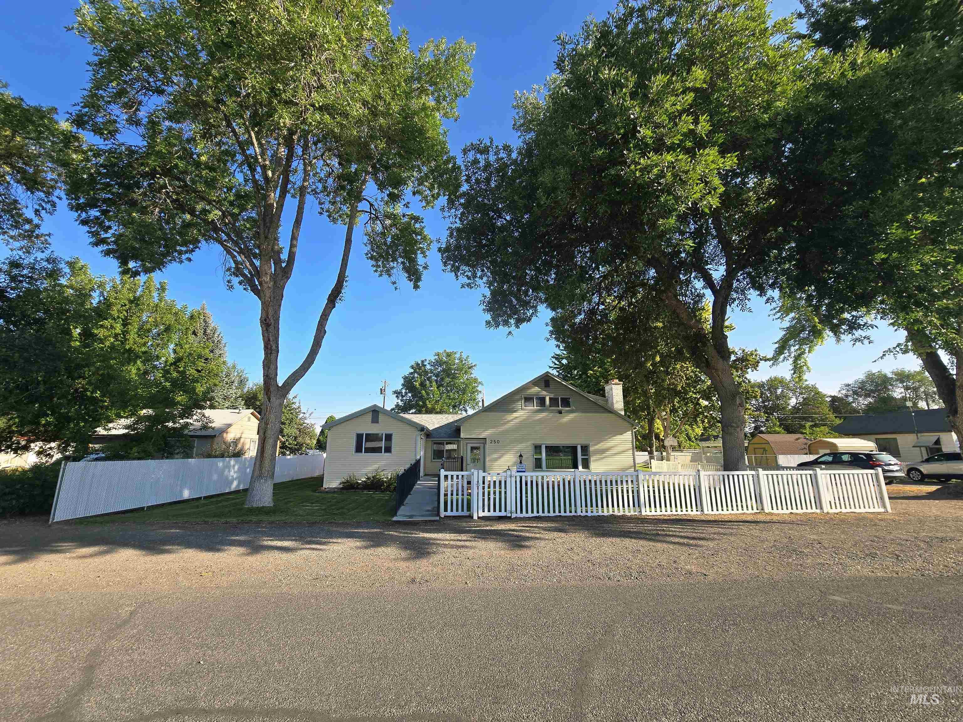 250 E 2nd Ave Property Photo 3