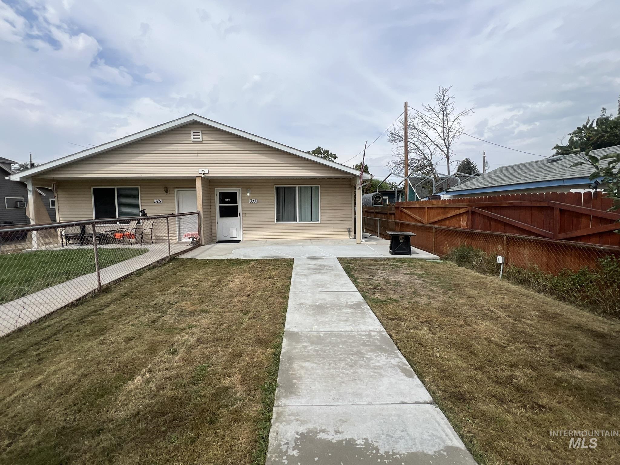 317 15th Ave N Property Photo 1