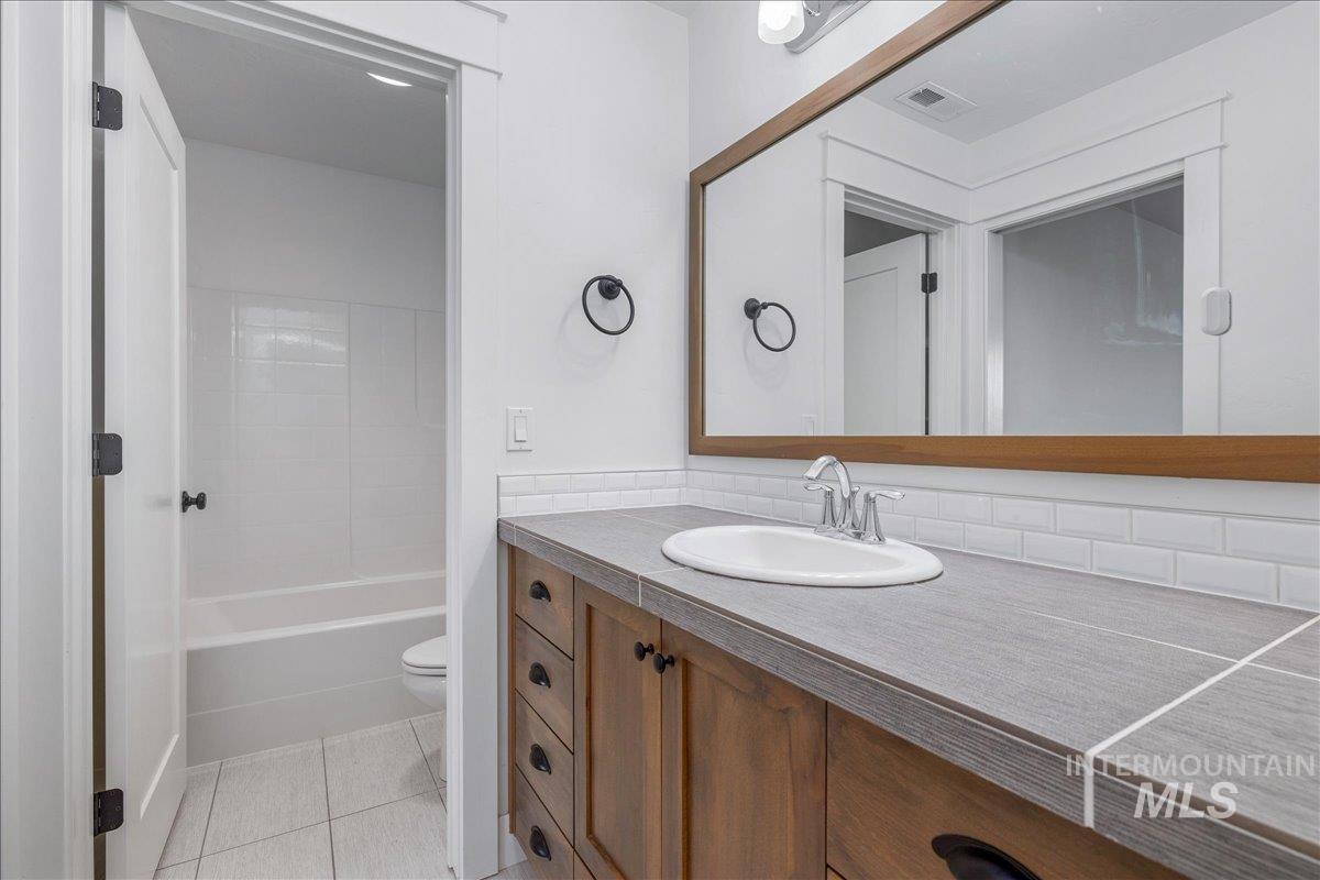 5915 N Vicenza Ave Property Photo 32