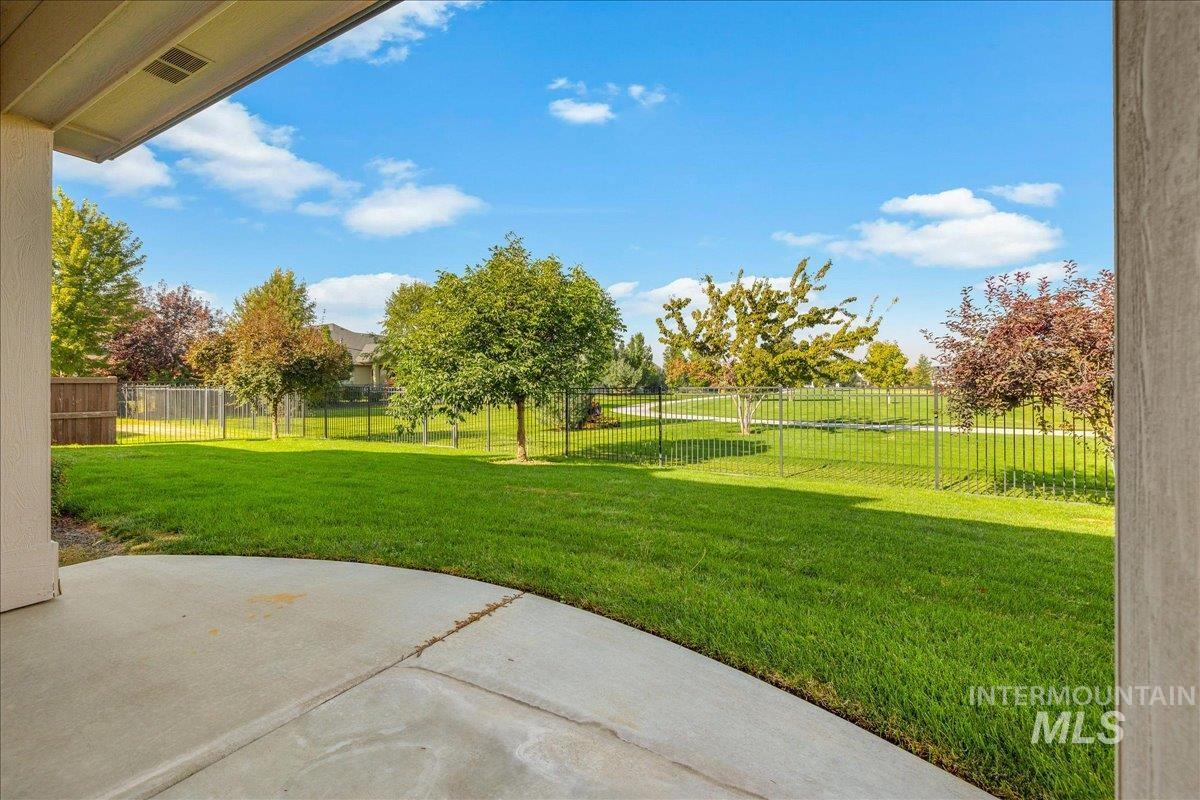 5915 N Vicenza Ave Property Photo 38
