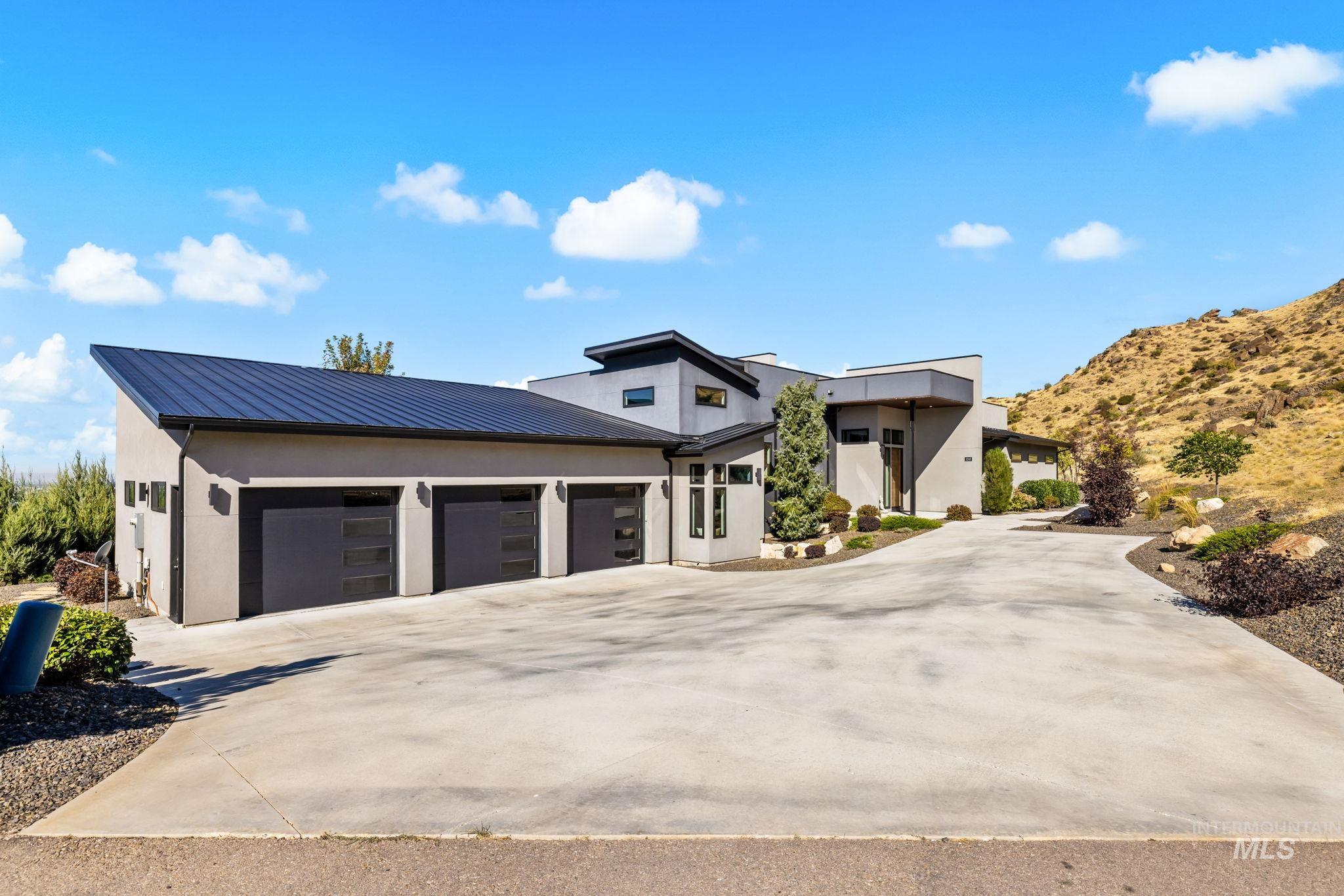 3246 E Windsong Dr Property Photo 8
