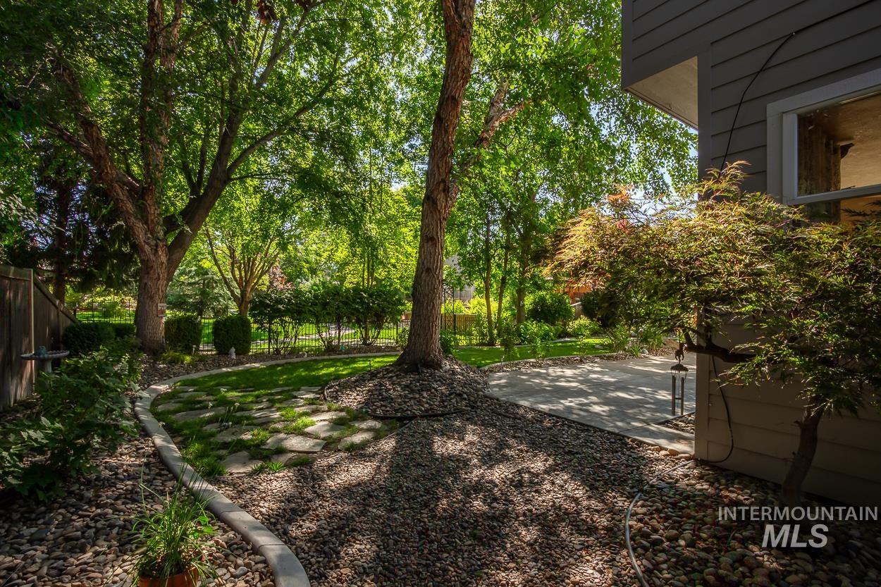 5674 N Heathrow Way Property Photo 32