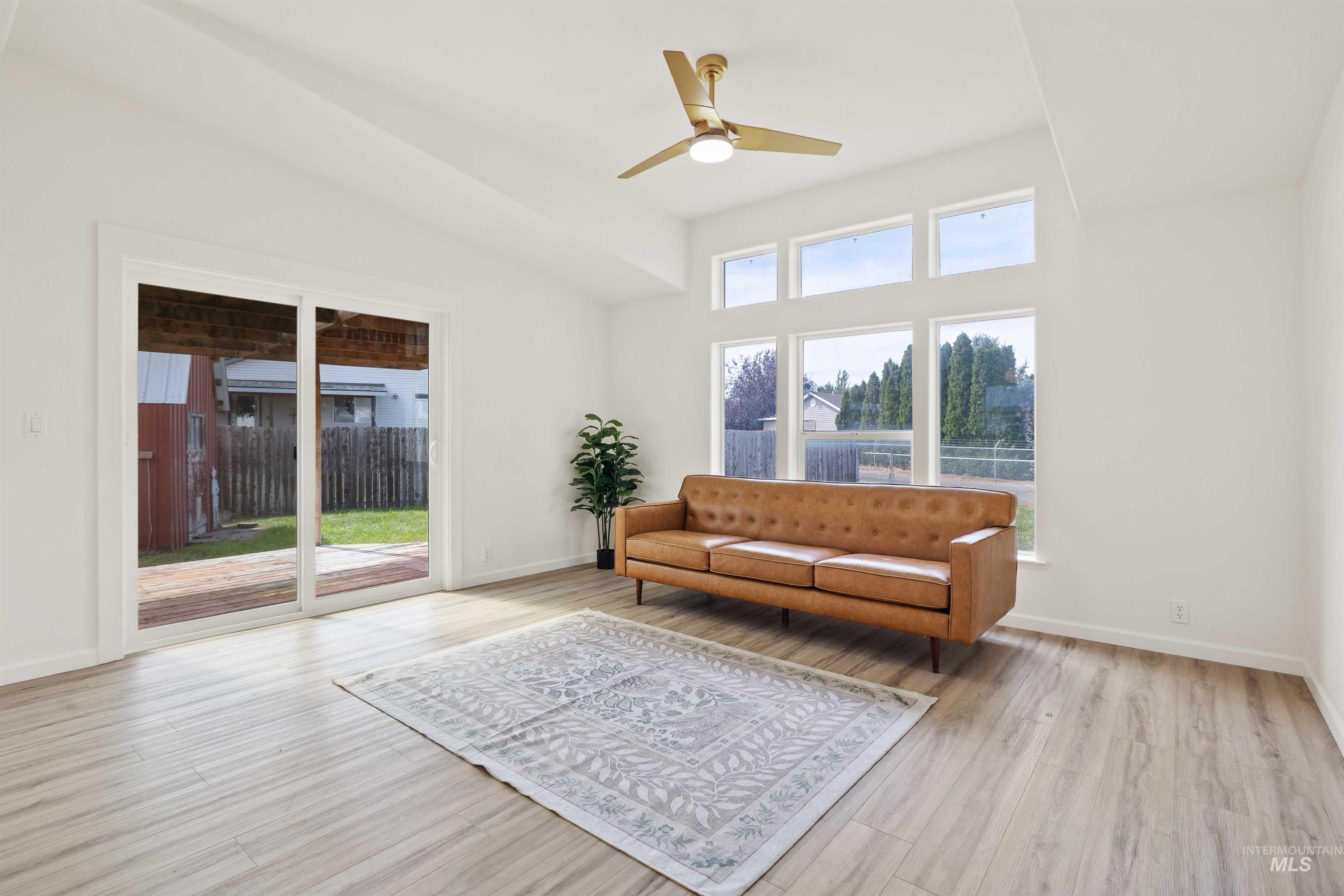 327 W Avenue I Property Photo 16
