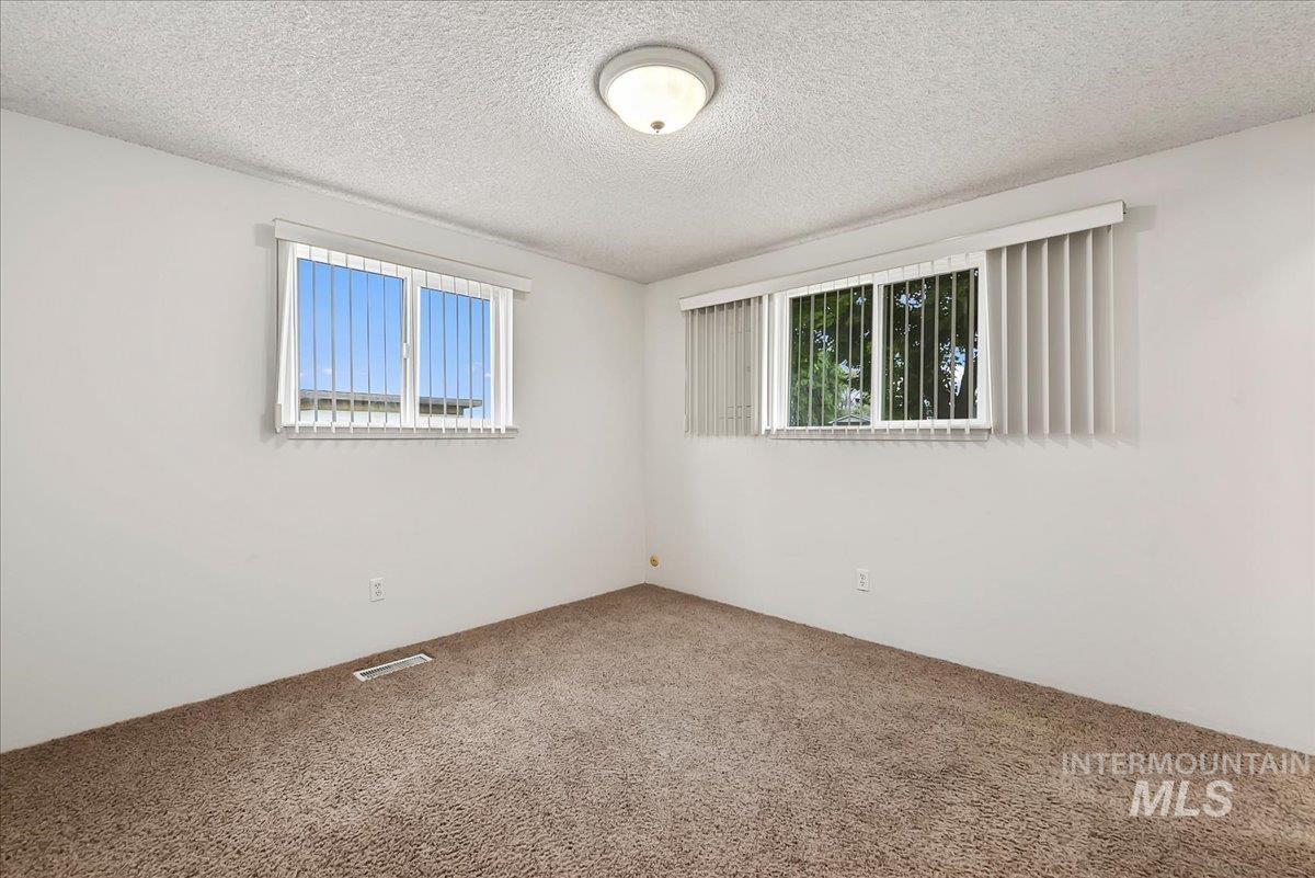 5022 Lasher Lane Property Photo 9