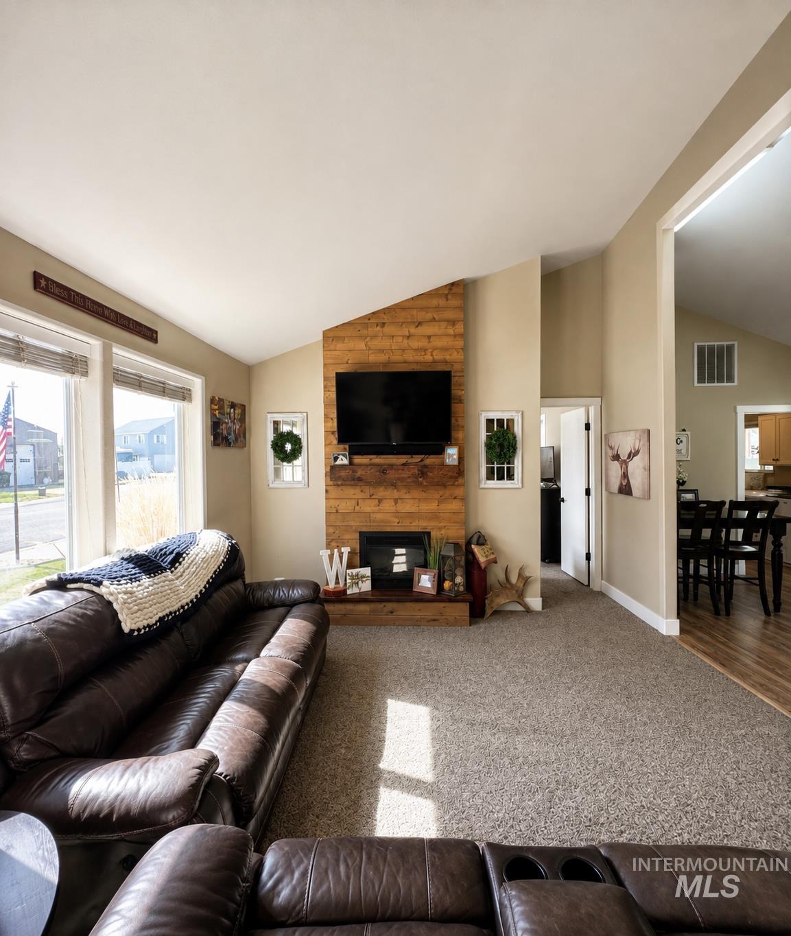 658 Crocus Ln Property Photo 2
