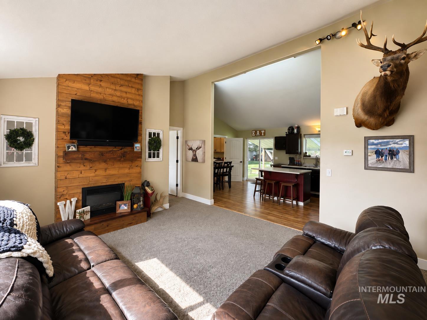 658 Crocus Ln Property Photo 3