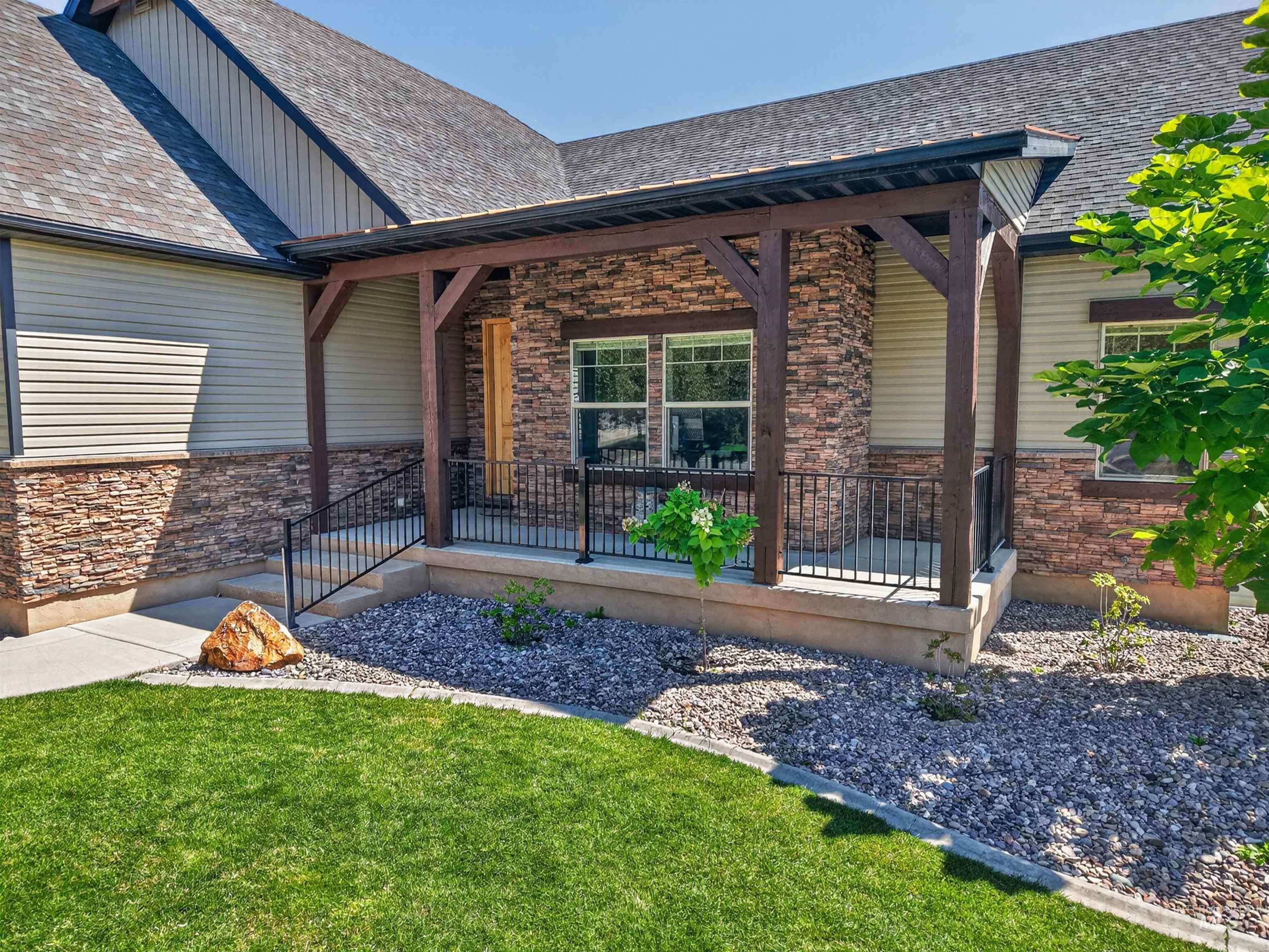 1408 Stoneridge Drive Property Photo 3