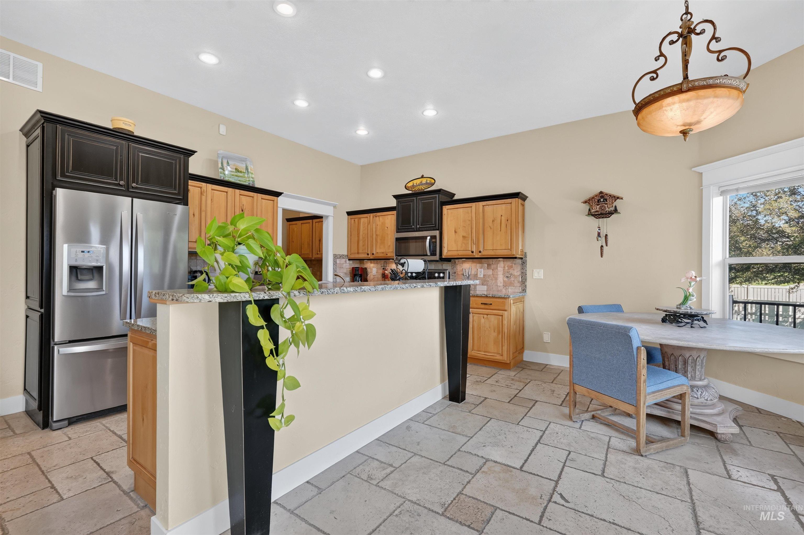 1408 Stoneridge Drive Property Photo 9