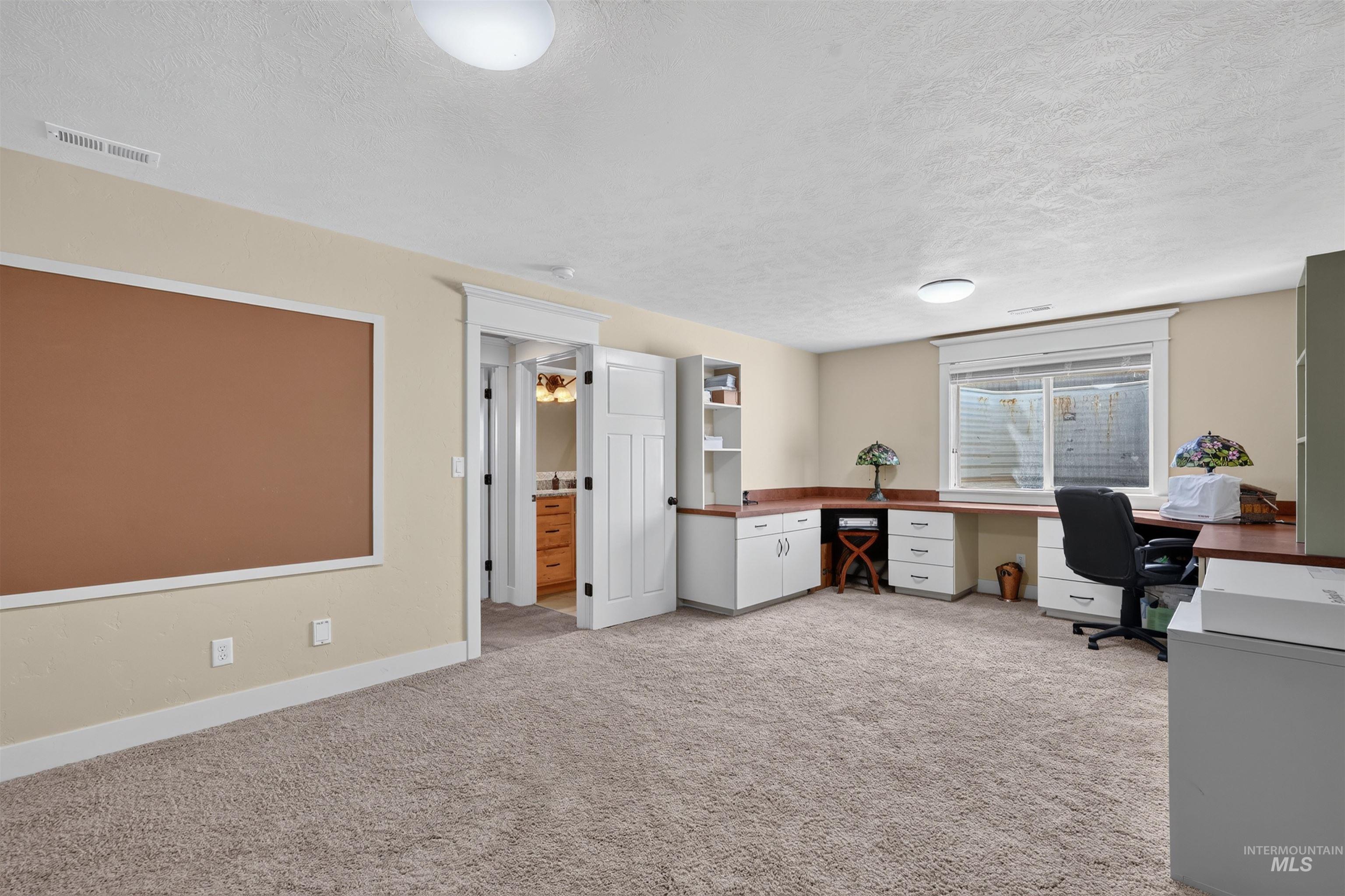 1408 Stoneridge Drive Property Photo 25