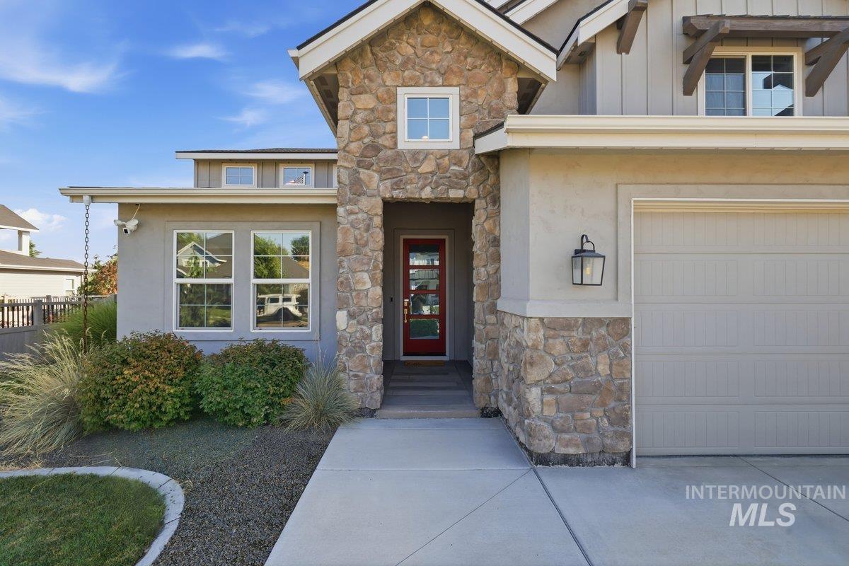 2546 E Lodge Trail Dr Property Photo 2