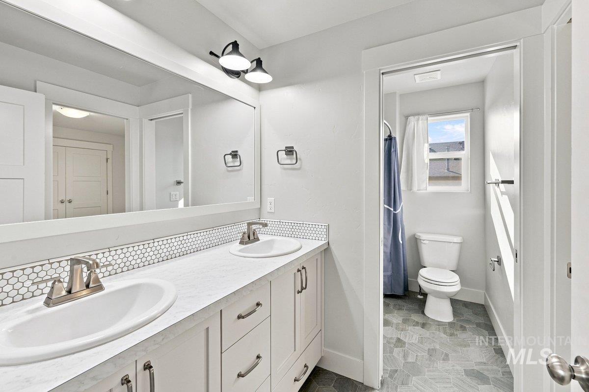 2546 E Lodge Trail Dr Property Photo 26